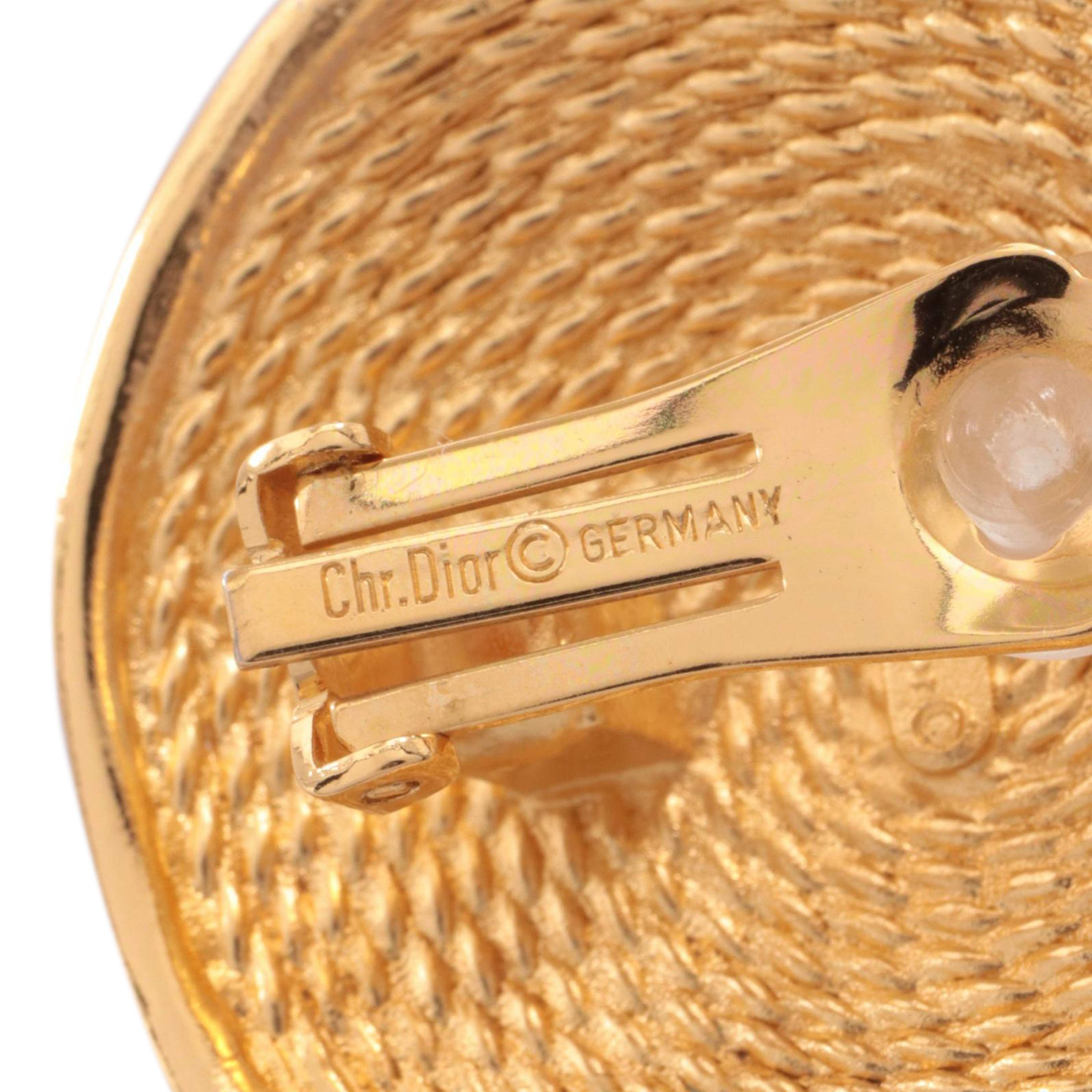Dior Gold Plated Round Clip On Earrings, från Luxclusif, i färgen guld. Klicka för att öppna bilden i stort format