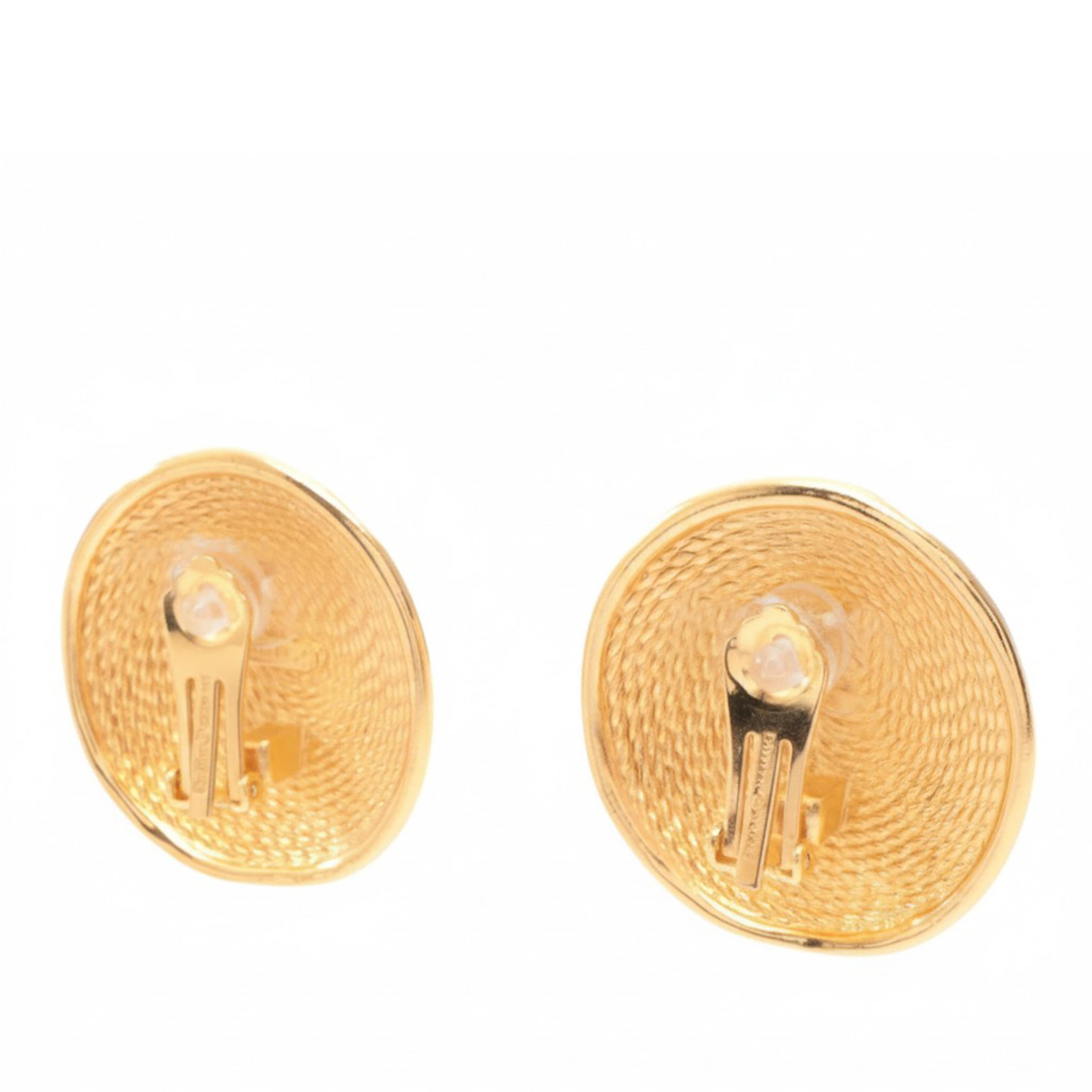 Dior Gold Plated Round Clip On Earrings, från Luxclusif, i färgen guld. Klicka för att öppna bilden i stort format
