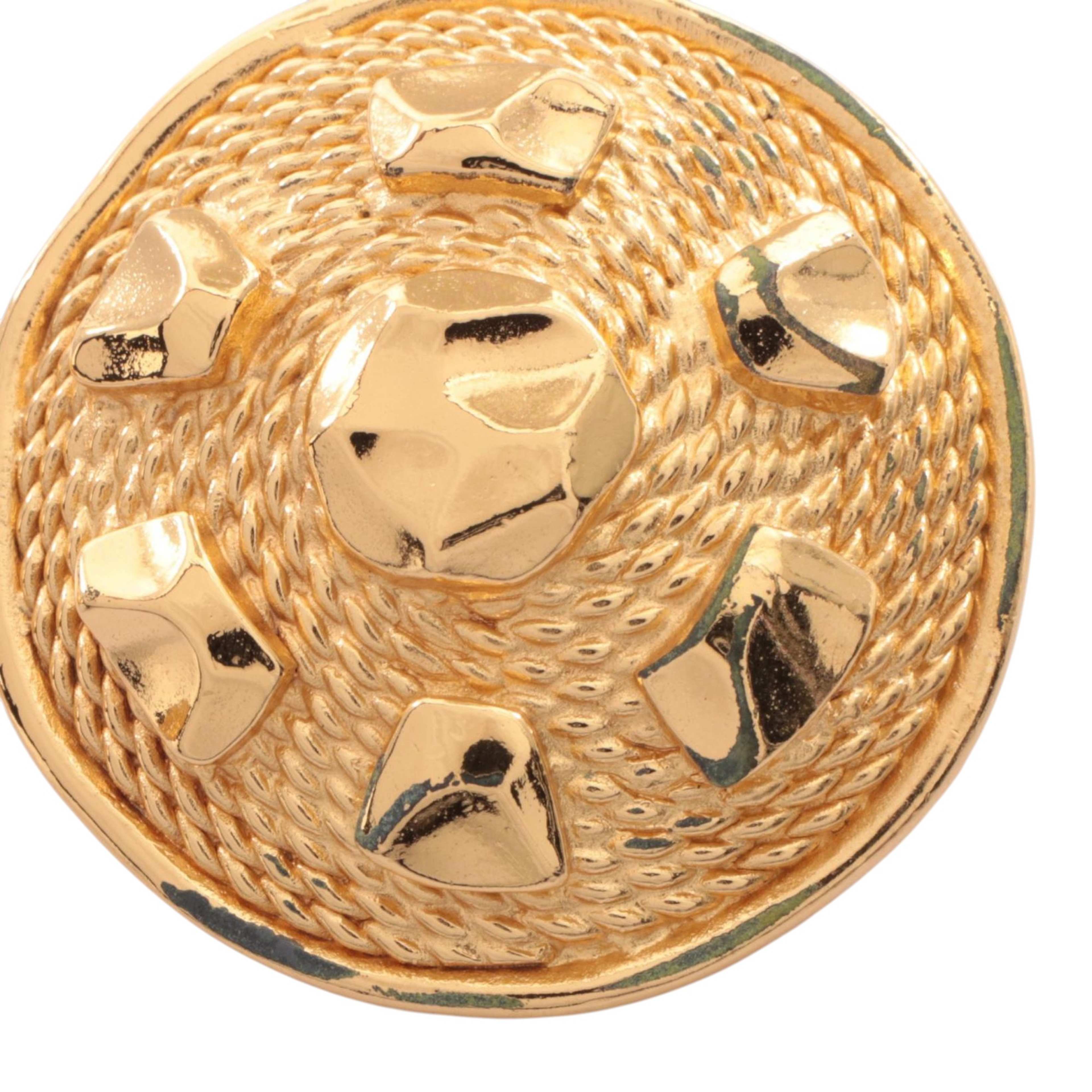 Dior Gold Plated Round Clip On Earrings, från Luxclusif, i färgen gold. Klicka för att öppna bilden i stort format