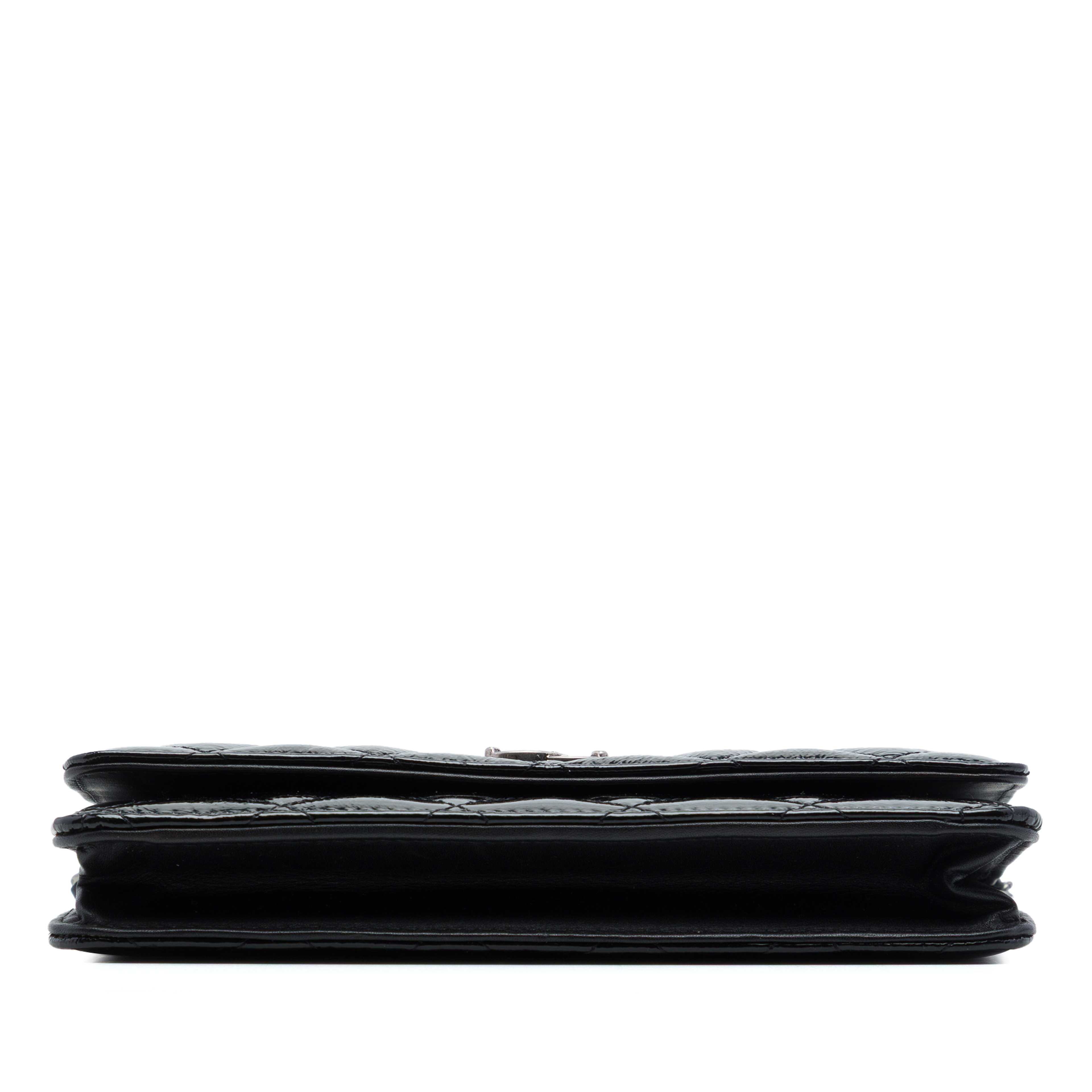 Chanel Paris Dallas Cc Quilted Patent Goatskin Wallet On Chain, från Luxclusif, i färgen svart. Klicka för att öppna bilden i stort format