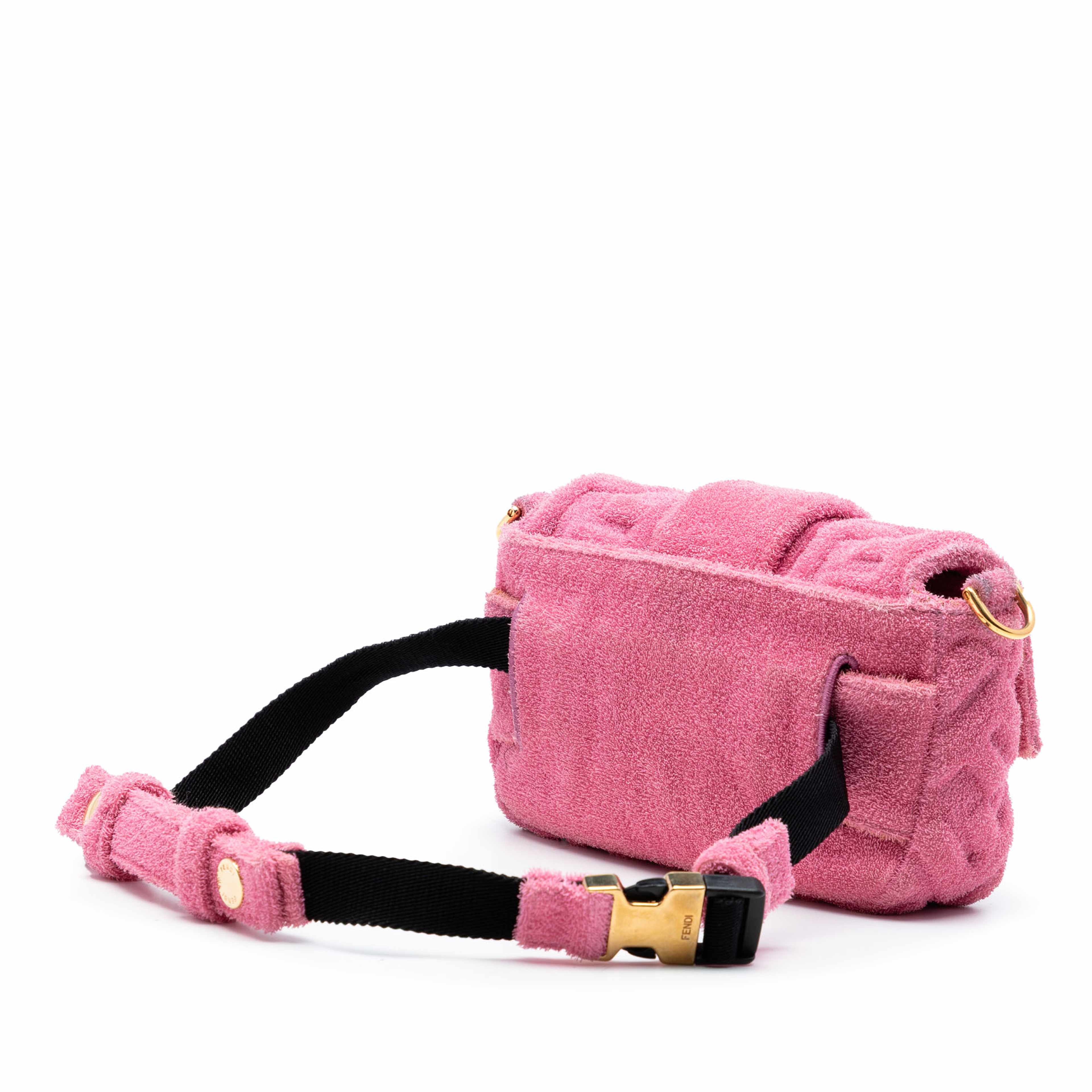 Fendi Embossed Terry Cloth Ff 1974 Convertible Belt Baguette, från Luxclusif, i färgen rosa. Klicka för att öppna bilden i stort format
