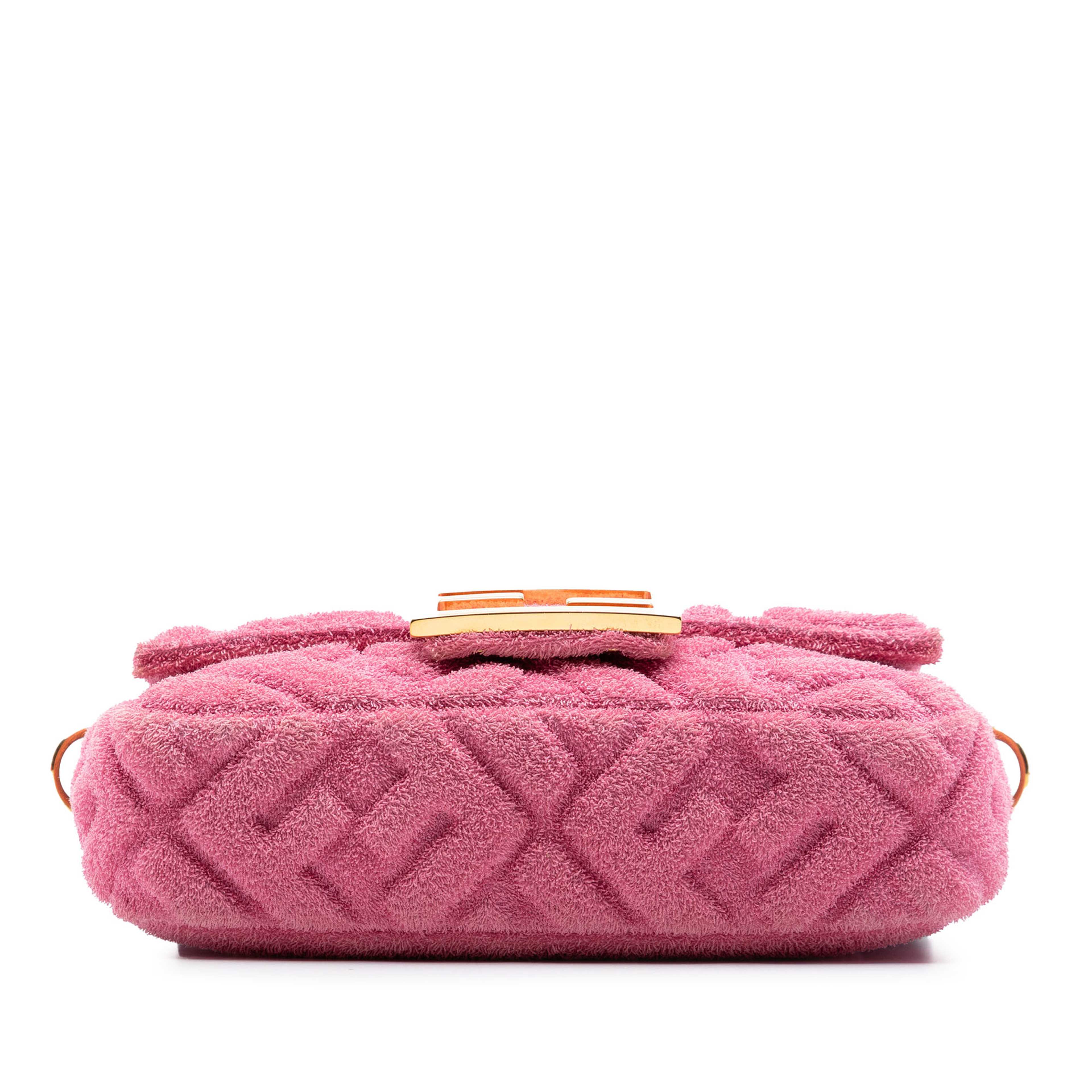 Fendi Embossed Terry Cloth Ff 1974 Convertible Belt Baguette, från Luxclusif, i färgen rosa. Klicka för att öppna bilden i stort format