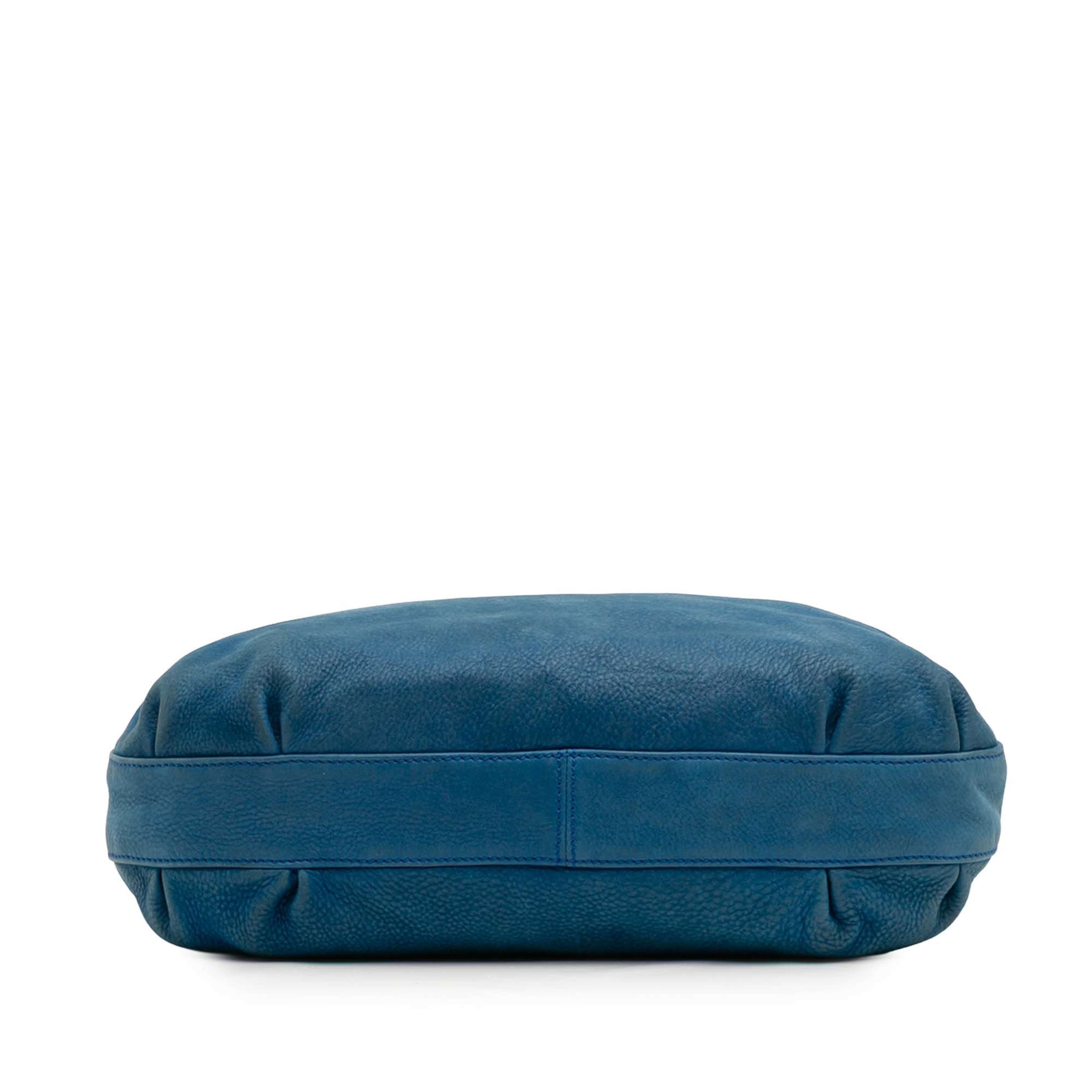 Fendi Nubuck Ff Chains Tote, från Luxclusif, i färgen blue. Klicka för att öppna bilden i stort format