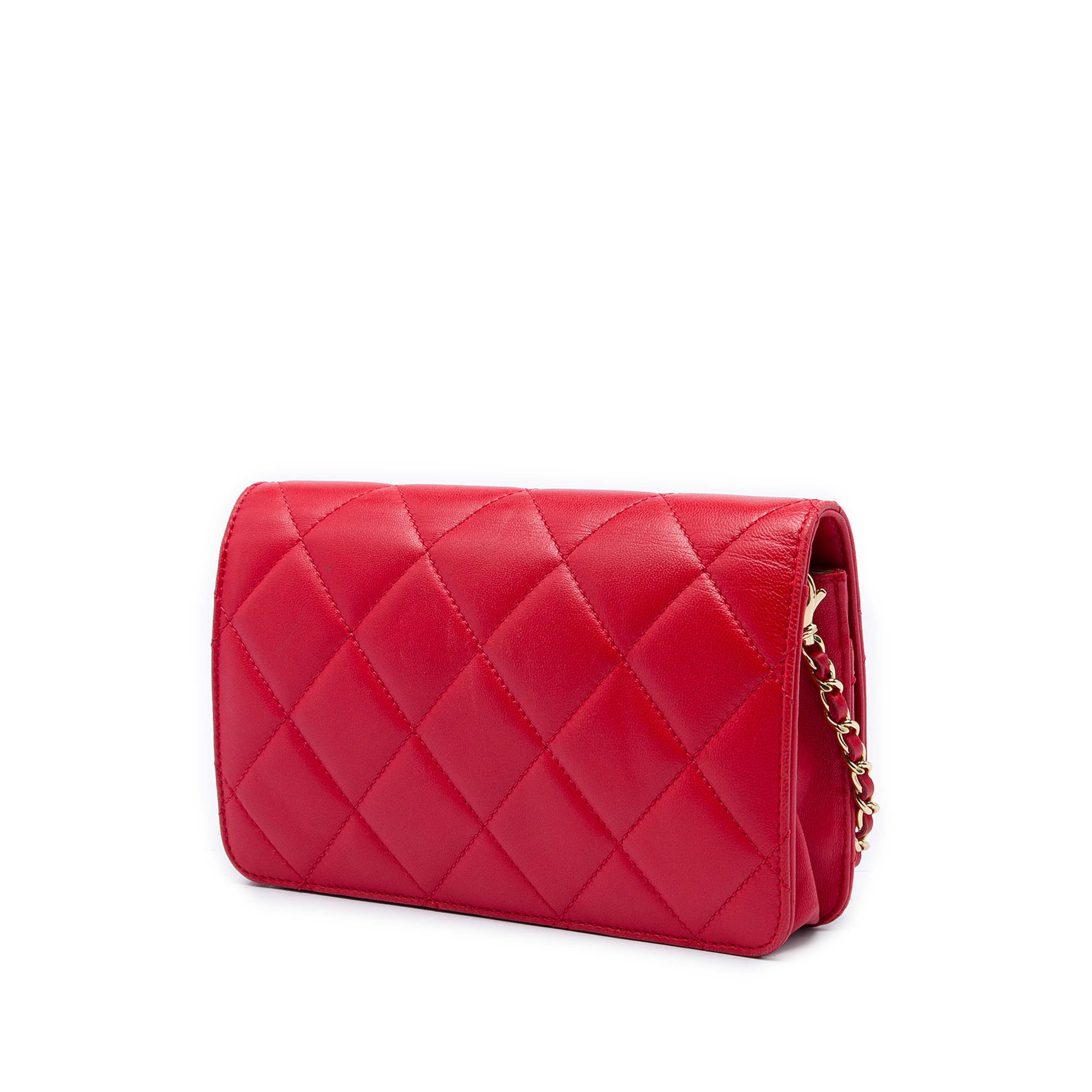 Chanel Medium Quilted Lambskin Golden Class Flap, från Luxclusif, i färgen röd. Klicka för att öppna bilden i stort format