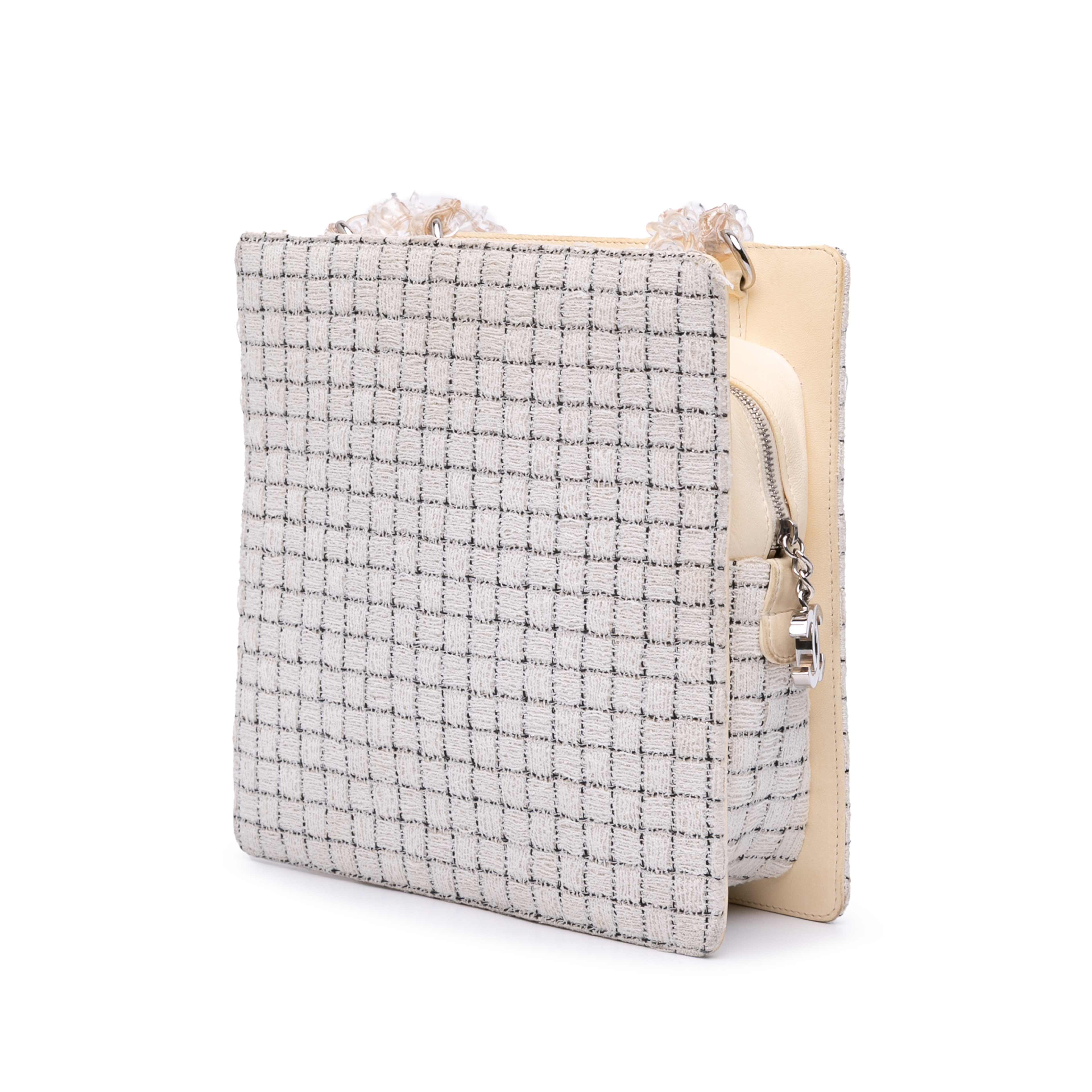 Chanel Tweed And Resin Zipped Shopping Bag, från Luxclusif, i färgen vit. Klicka för att öppna bilden i stort format