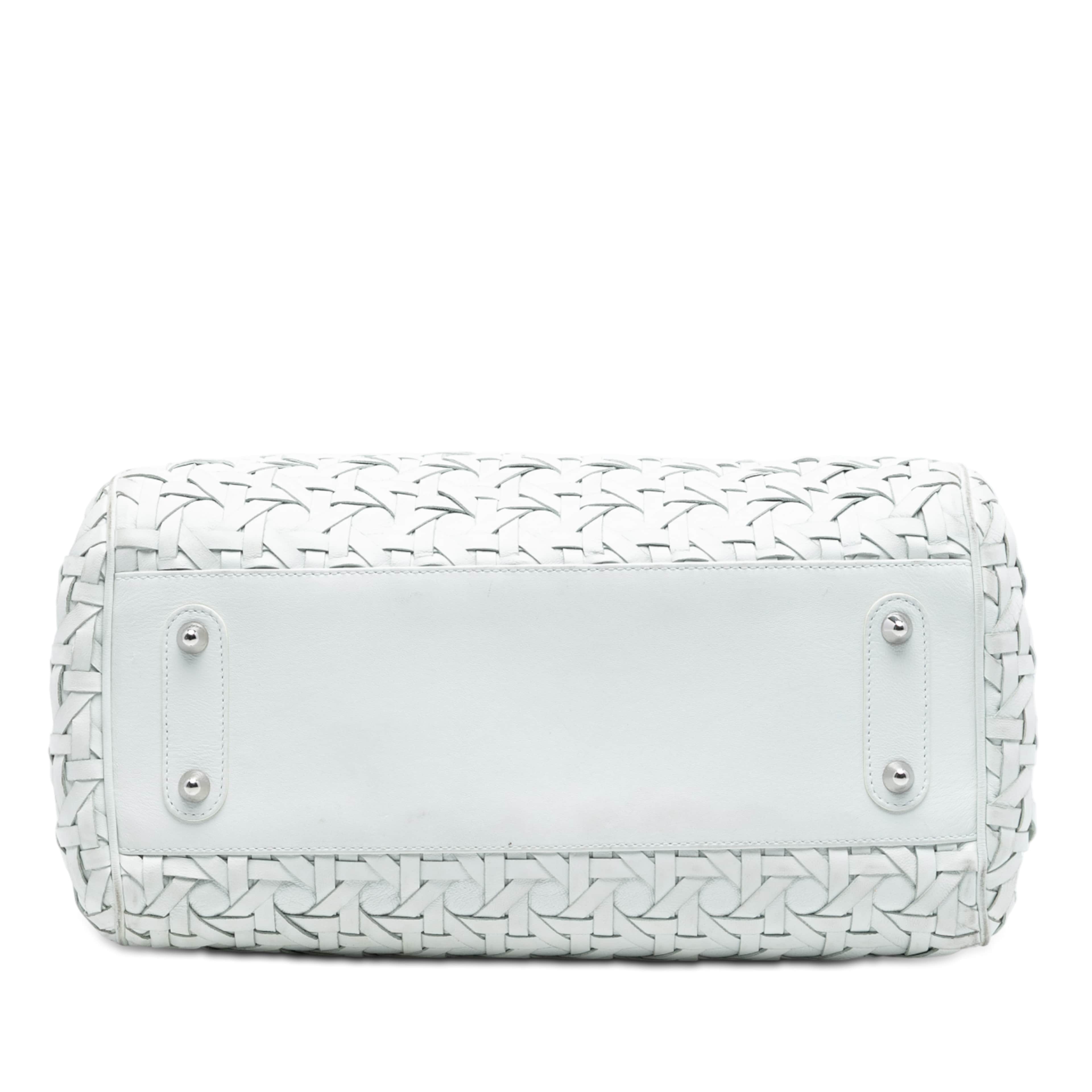 Dior Woven Lambskin Lady Dior Avenue Tote, från Luxclusif, i färgen white. Klicka för att öppna bilden i stort format