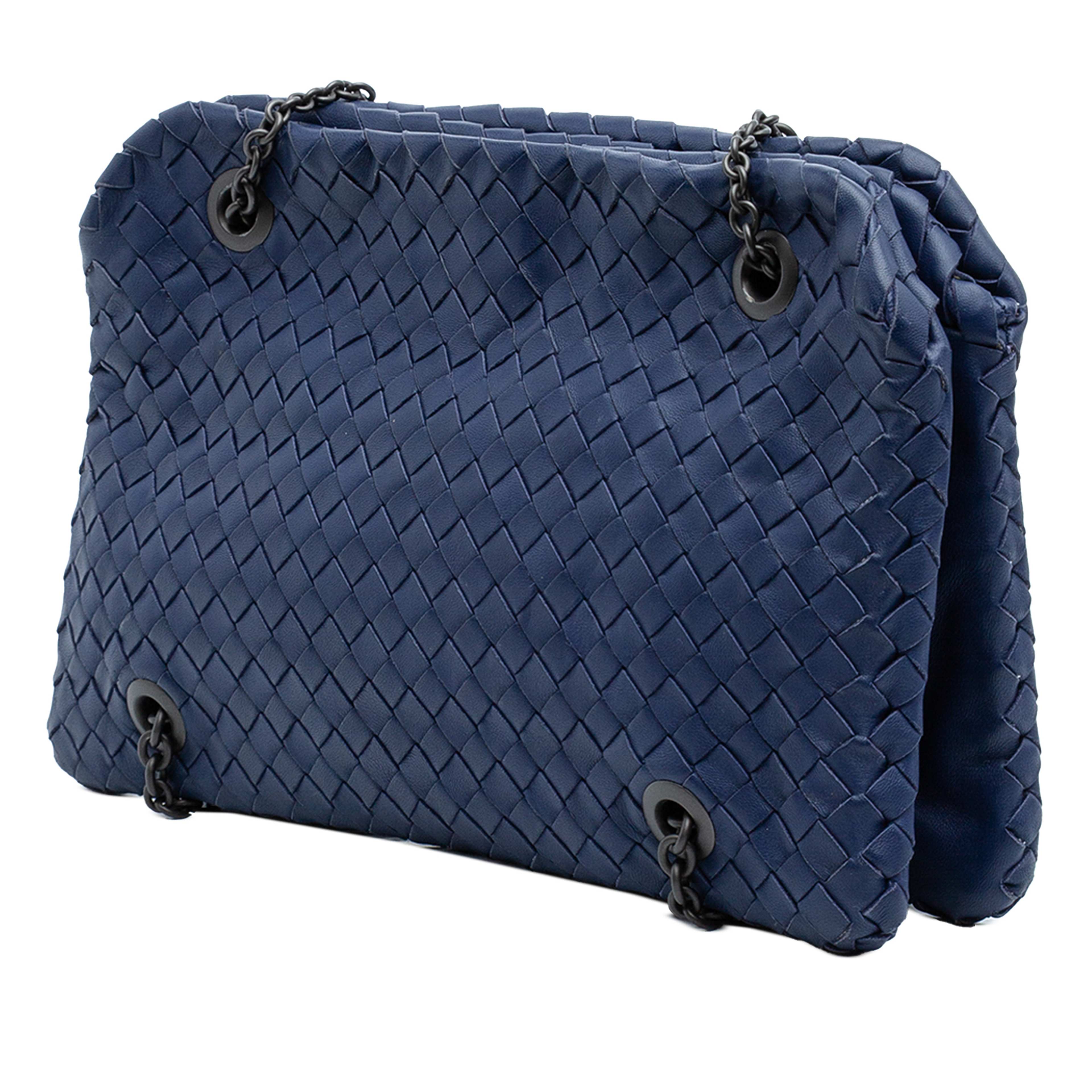 Bottega Veneta Nappa Intrecciato Duo Shoulder Bag, från Luxclusif, i färgen dark blue. Klicka för att öppna bilden i stort format