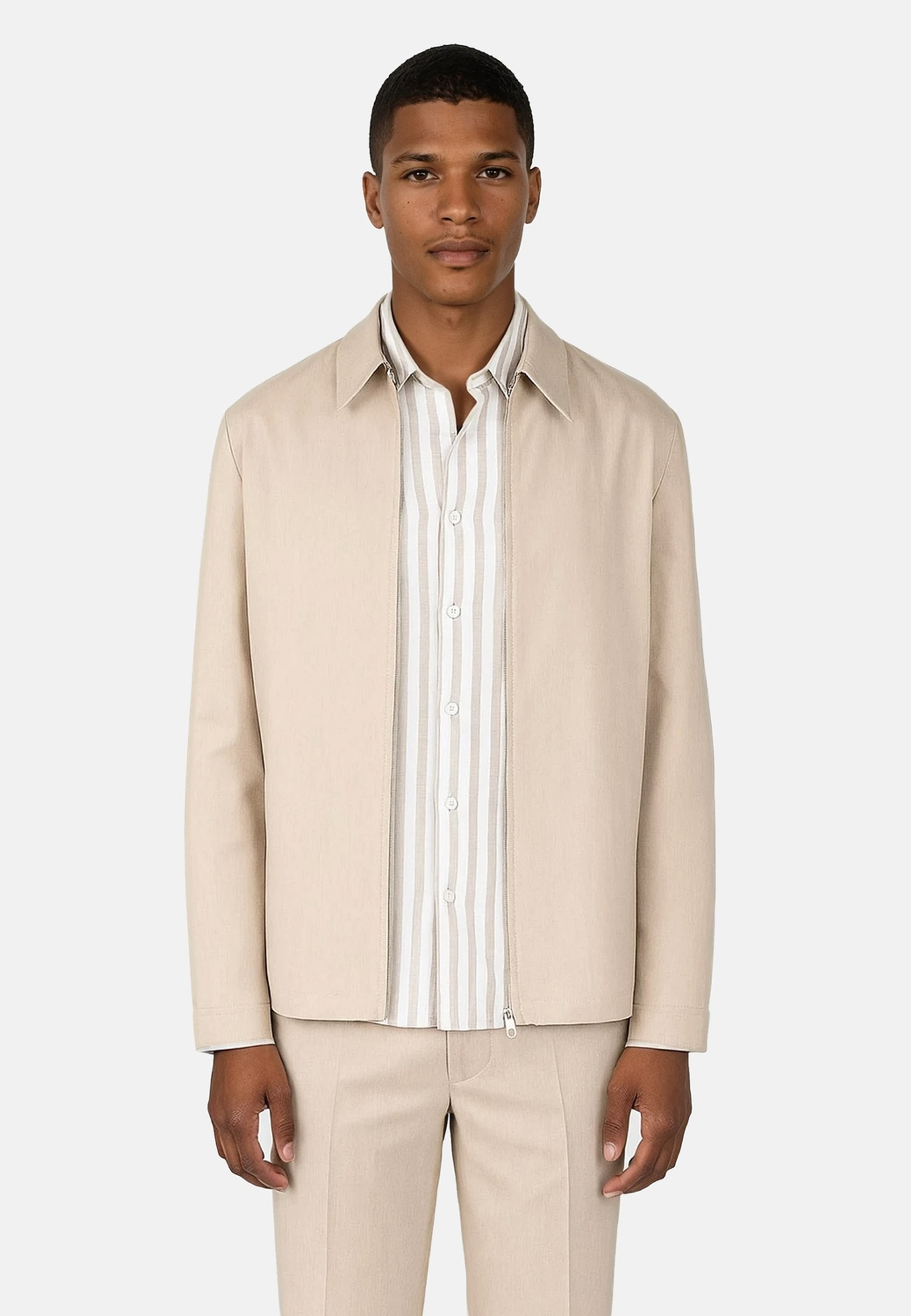 Evander Suit Zip Overshirt, från Ciszere, i färgen beige. Klicka för att öppna bilden i stort format