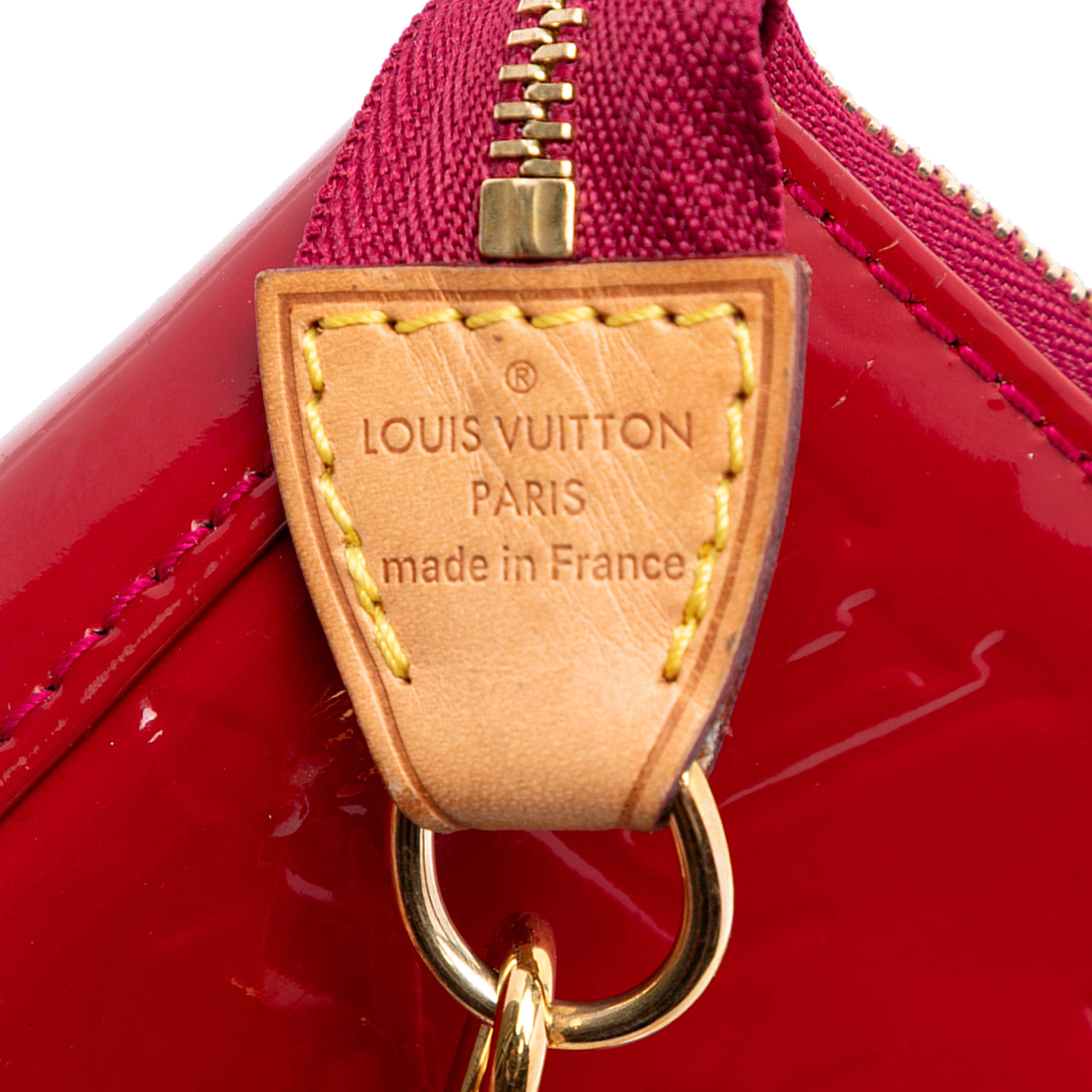 Louis Vuitton Monogram Vernis Pochette Accessoires, från Luxclusif, i färgen red. Klicka för att öppna bilden i stort format