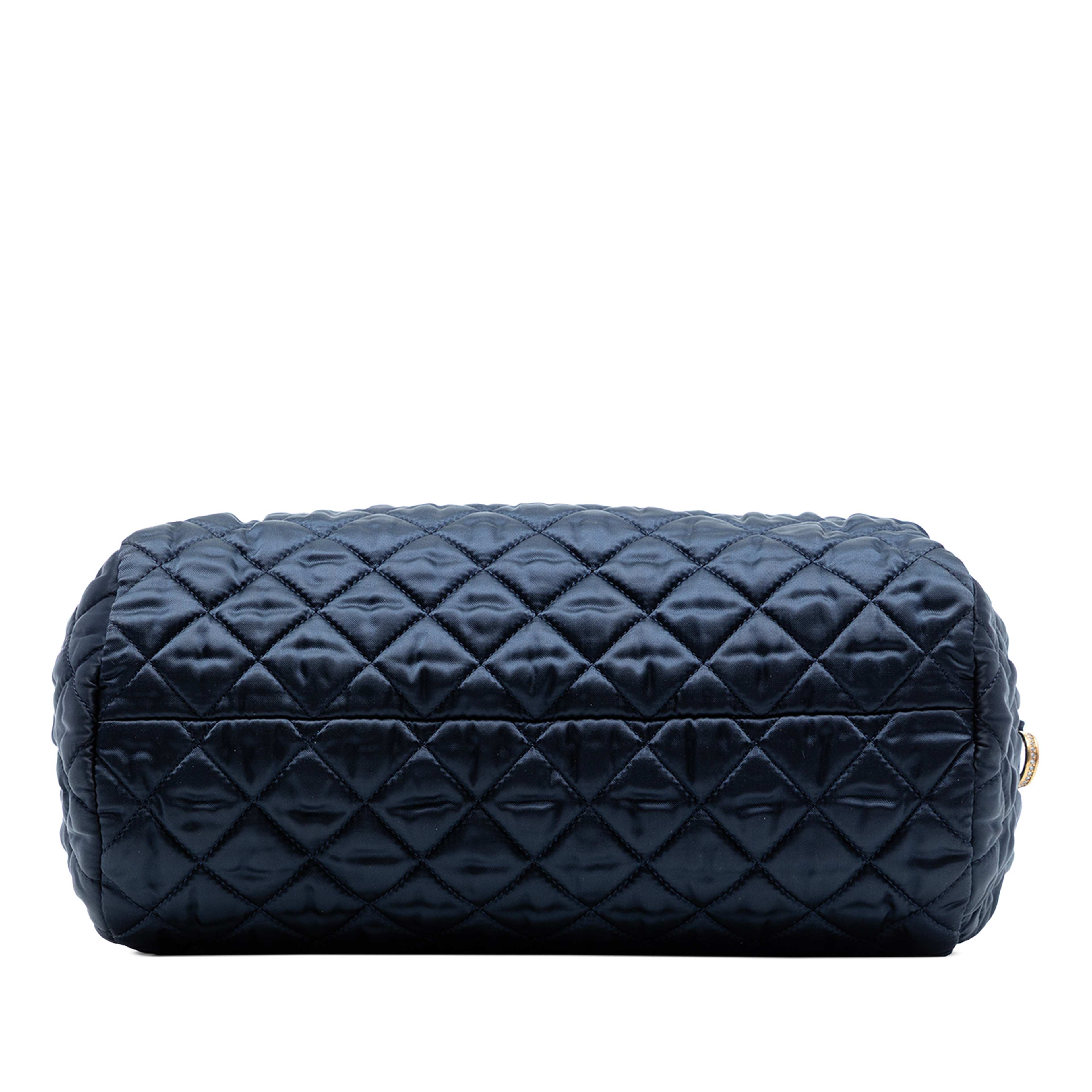Chanel Cc Quilted Nylon Crystal Barrel Crossbody, från Luxclusif, i färgen navy. Klicka för att öppna bilden i stort format