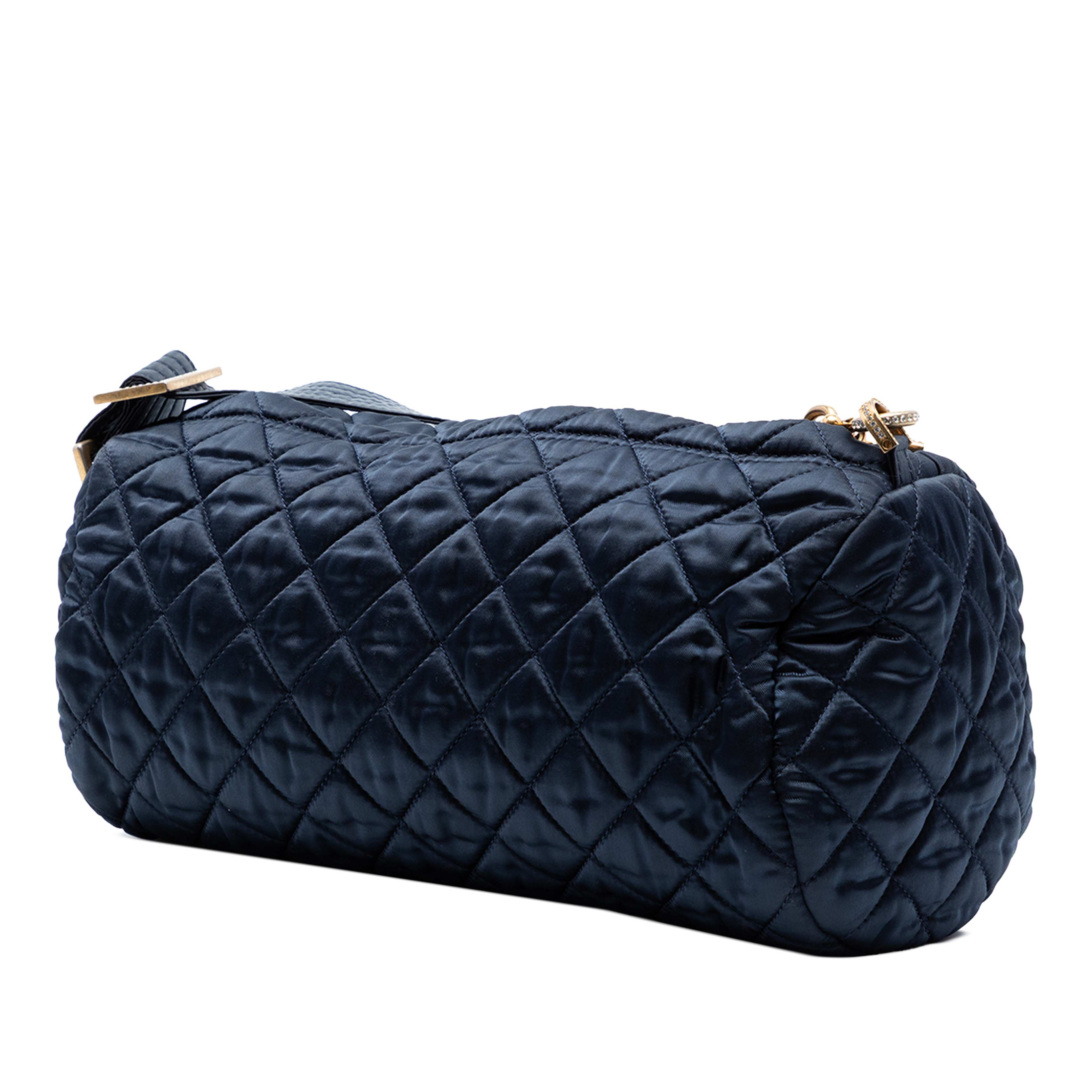 Chanel Cc Quilted Nylon Crystal Barrel Crossbody, från Luxclusif, i färgen navy. Klicka för att öppna bilden i stort format