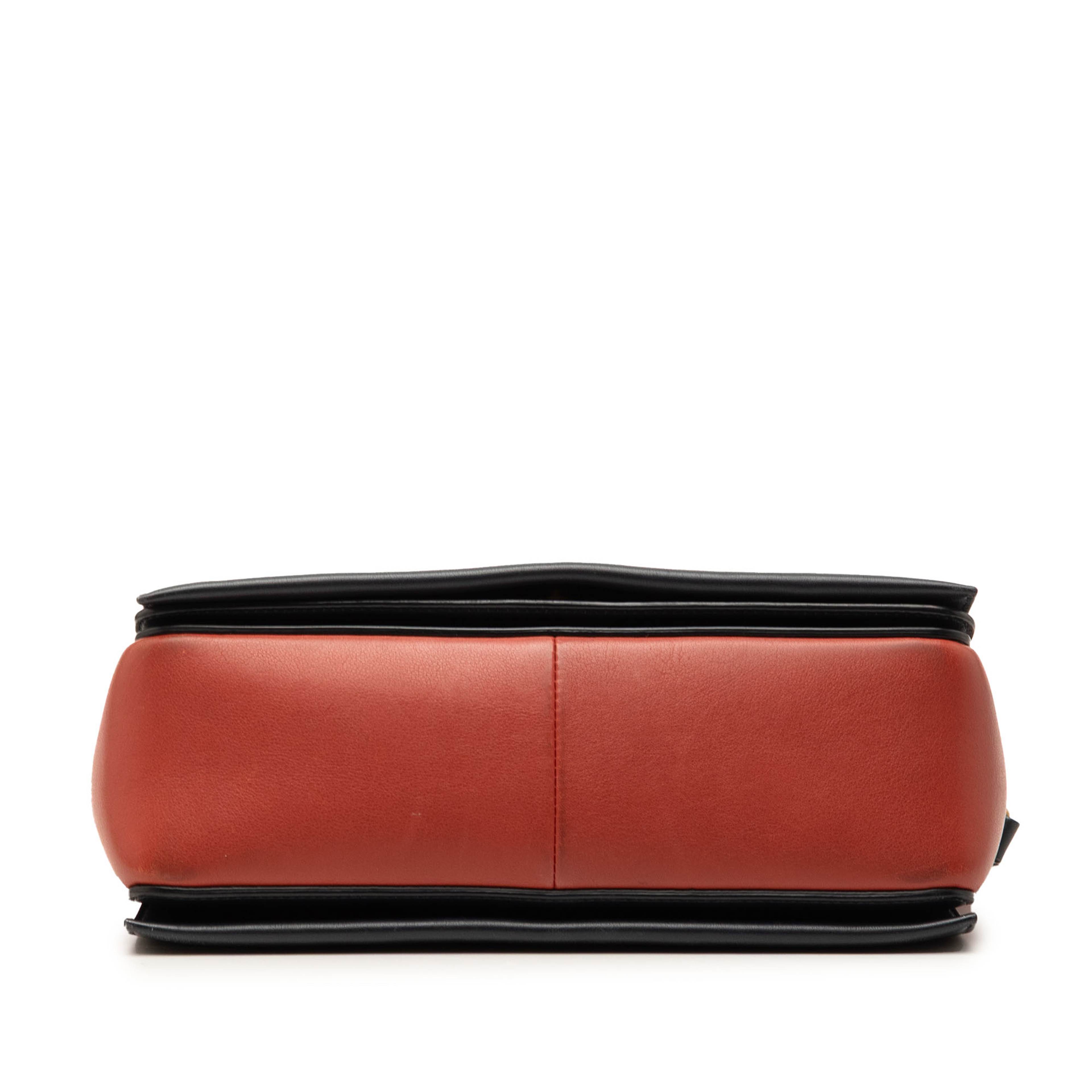 Celine Medium Shiny Smooth Calfskin Frame Shoulder Bag, från Luxclusif, i färgen black. Klicka för att öppna bilden i stort format