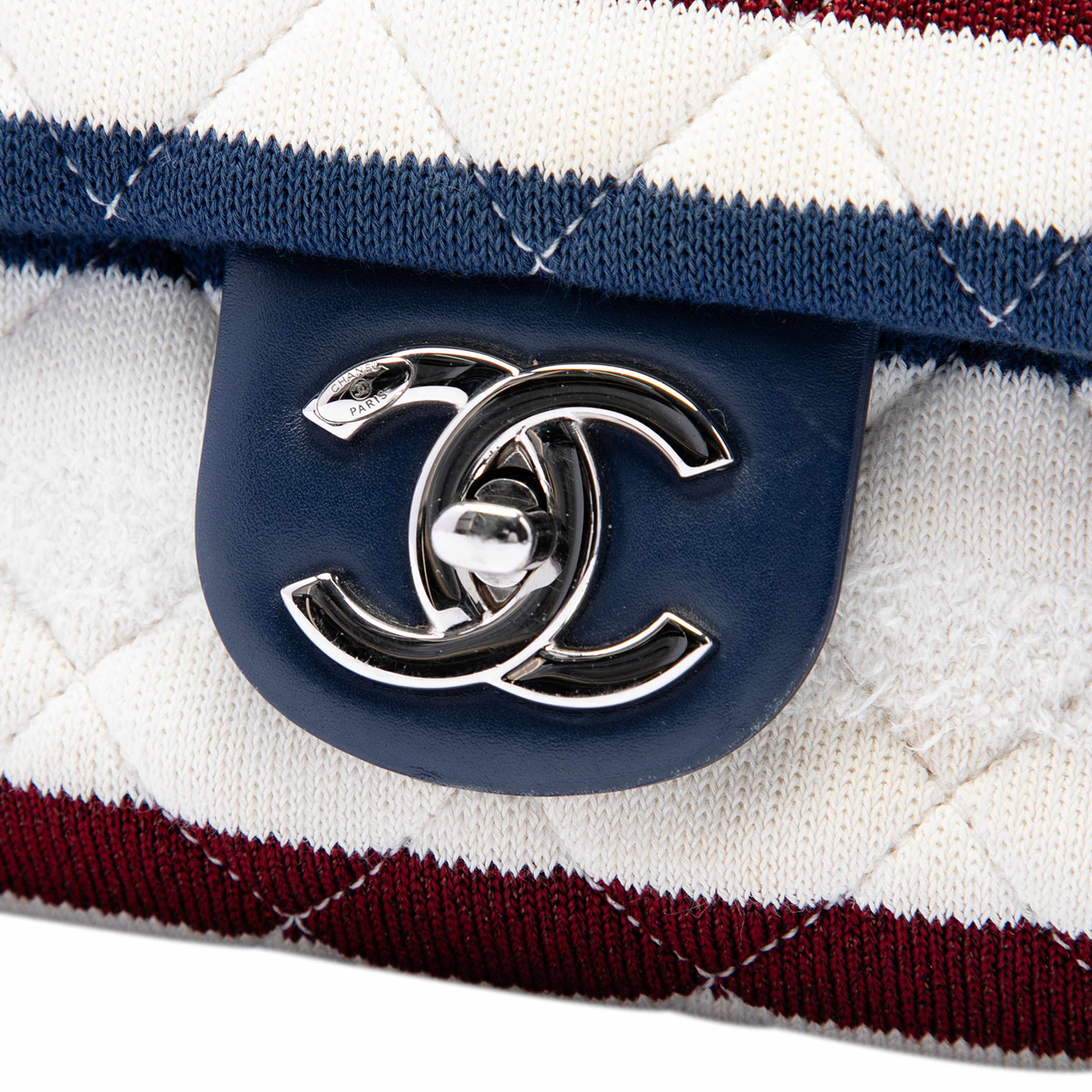 Chanel Jumbo Stripe Jersey Felt And Rope Flap, från Luxclusif, i färgen vit. Klicka för att öppna bilden i stort format