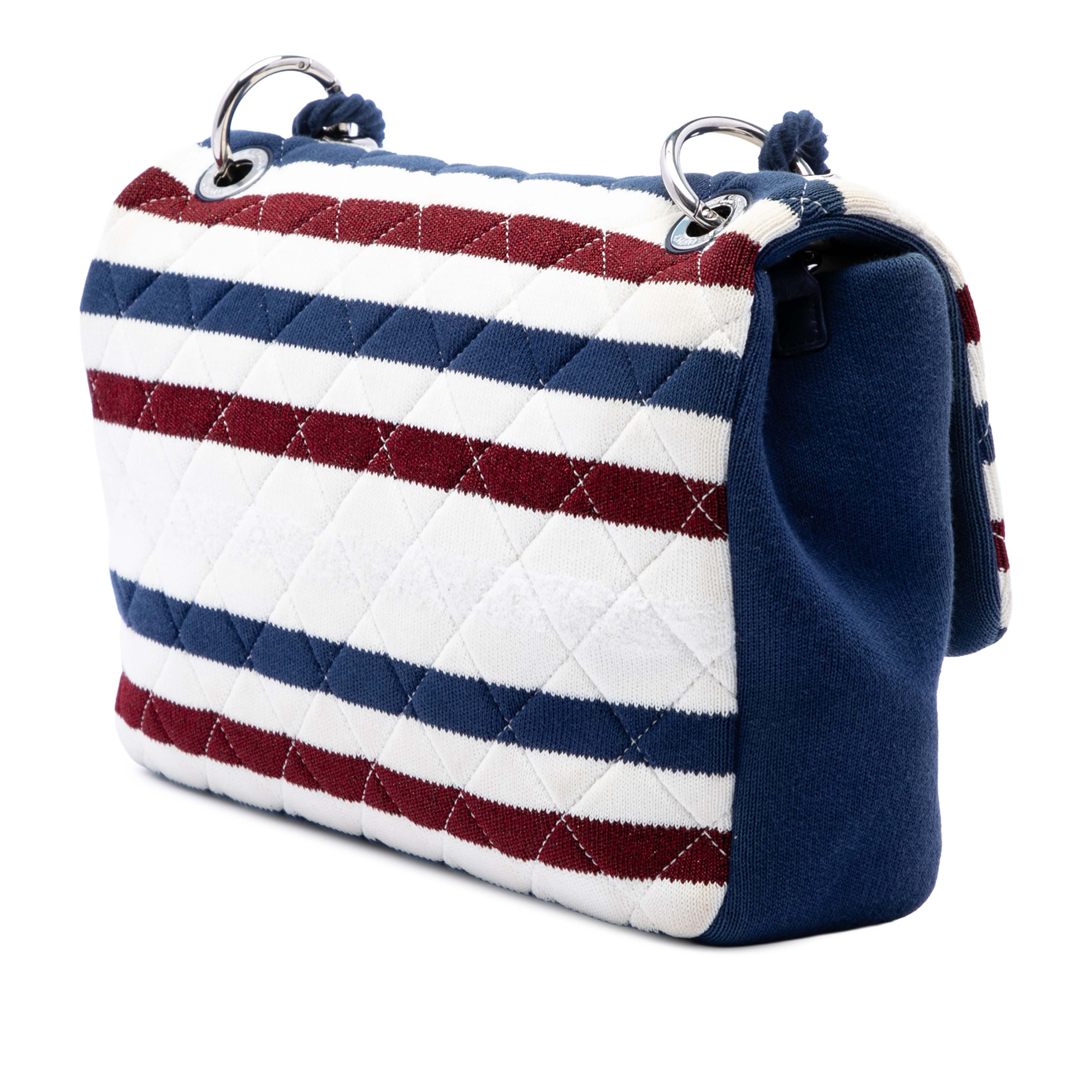 Chanel Jumbo Stripe Jersey Felt And Rope Flap, från Luxclusif, i färgen vit. Klicka för att öppna bilden i stort format