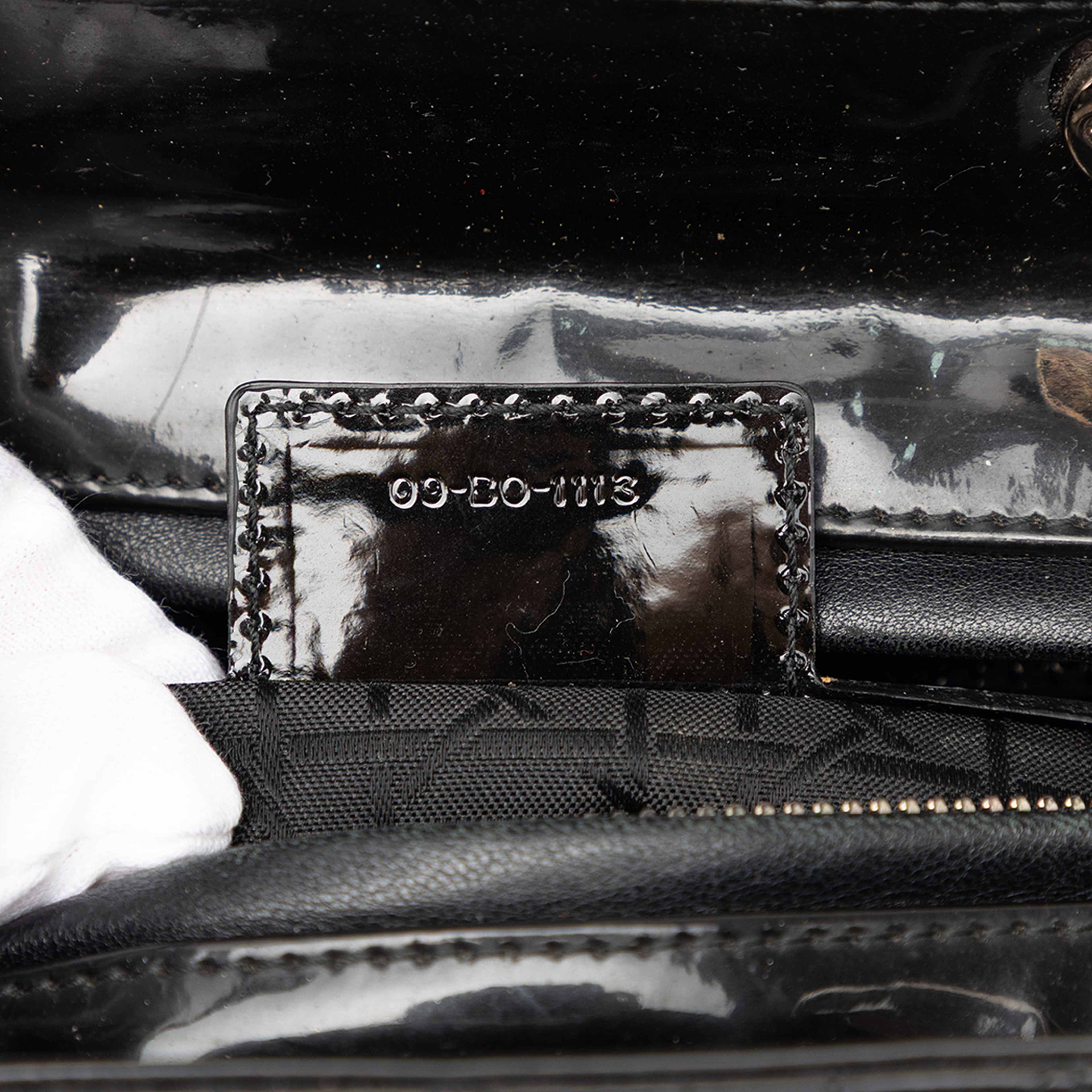 Dior Large Patent Cannage Lady Dior, från Luxclusif, i färgen svart. Klicka för att öppna bilden i stort format
