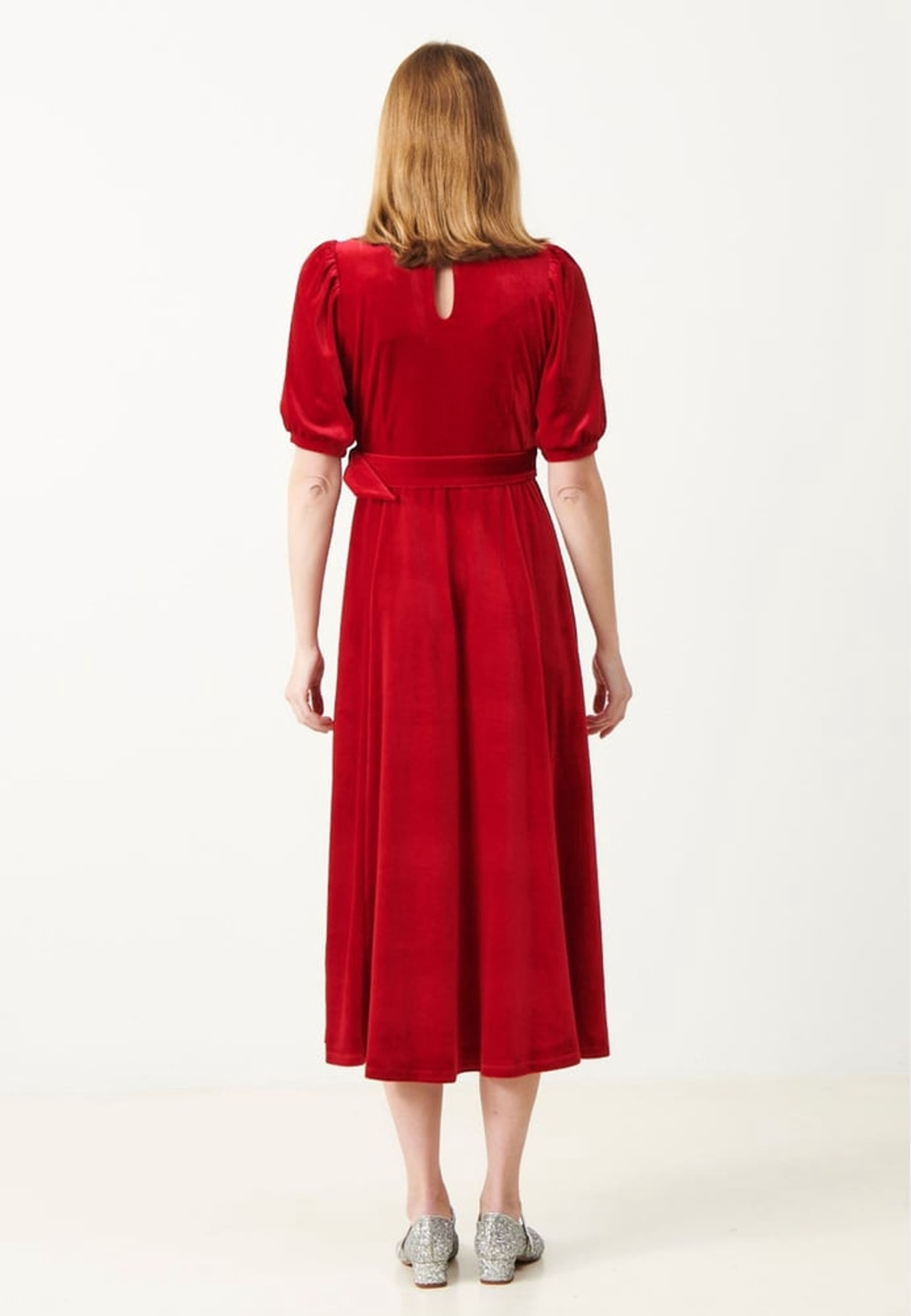 Constance Dress, från Jumperfabriken, i färgen red. Klicka för att öppna bilden i stort format