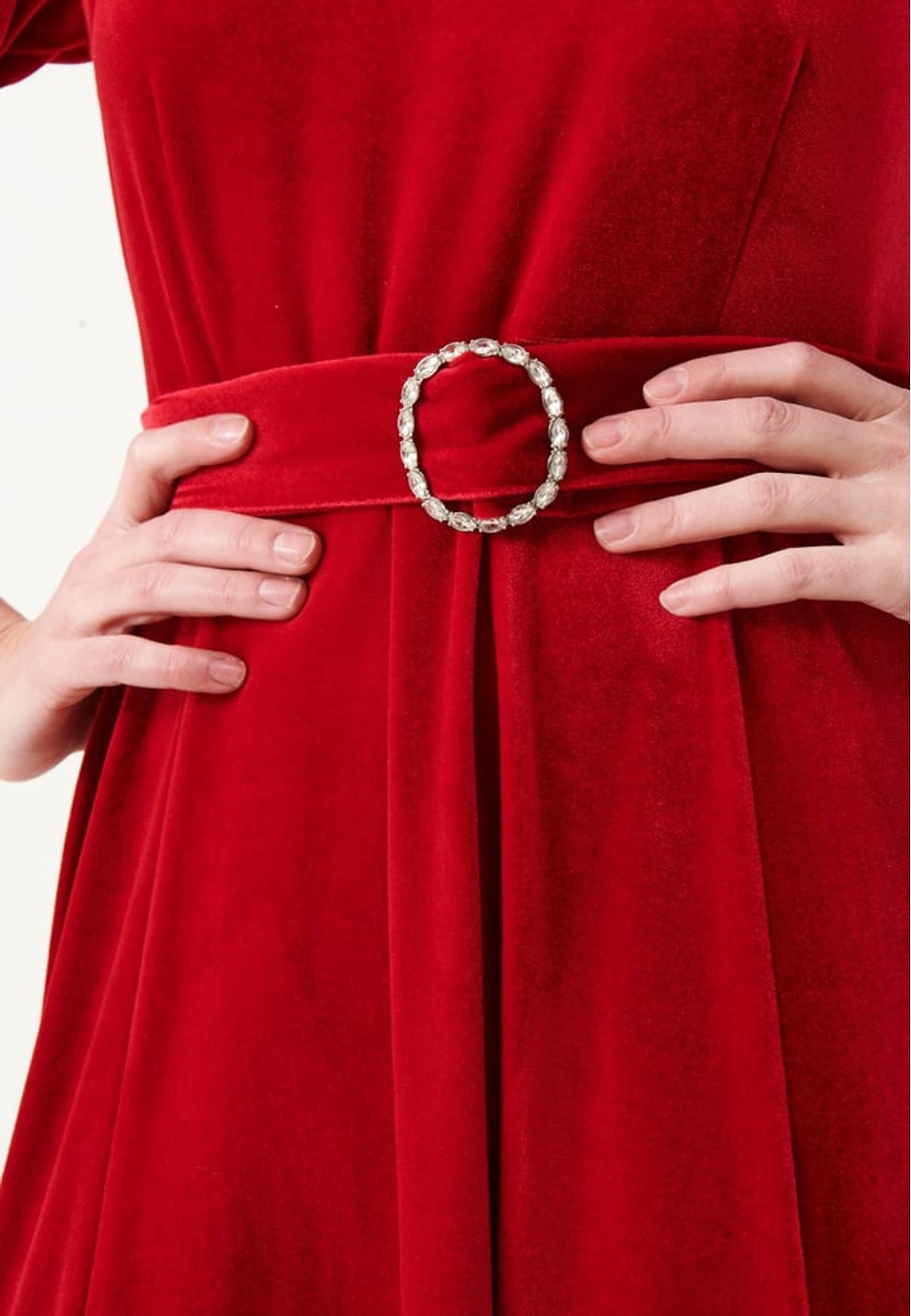 Constance Dress, från Jumperfabriken, i färgen red. Klicka för att öppna bilden i stort format
