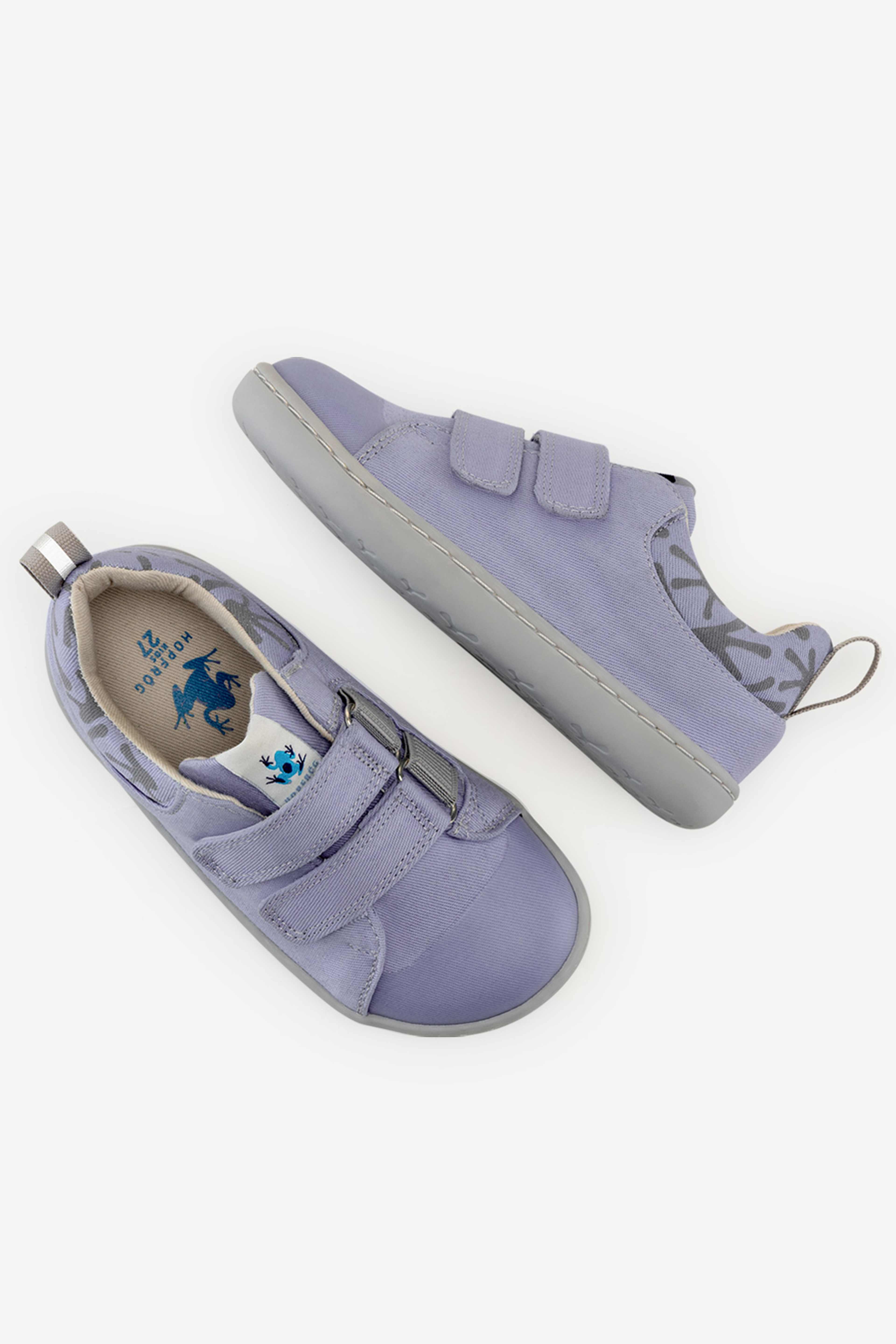 Hopfrög Canvas Play Barefoot, från Minimoca, i färgen lila. Klicka för att öppna bilden i stort format