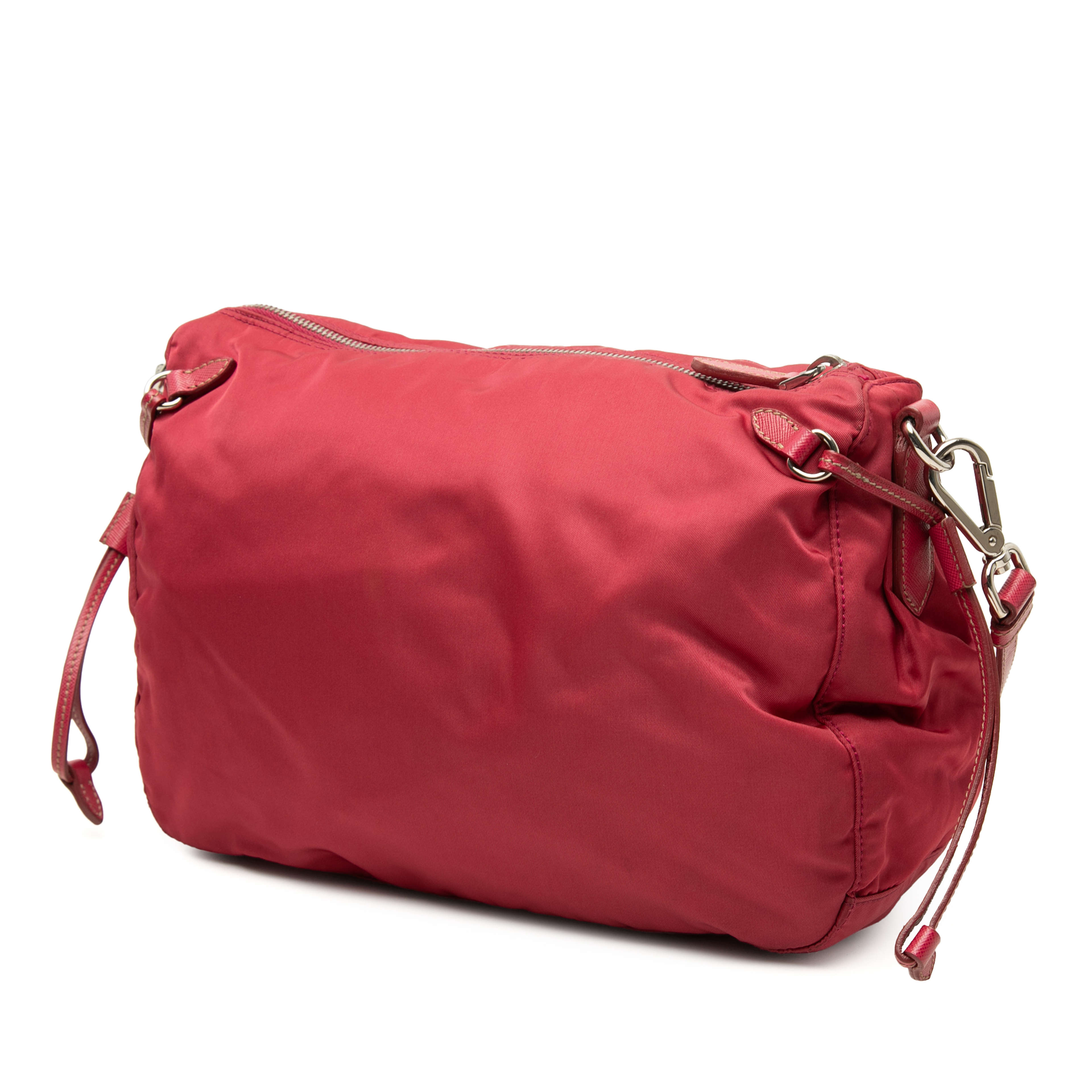 Prada Saffiano Trimmed Tessuto Zip Top Crossbody, från Luxclusif, i färgen röd. Klicka för att öppna bilden i stort format