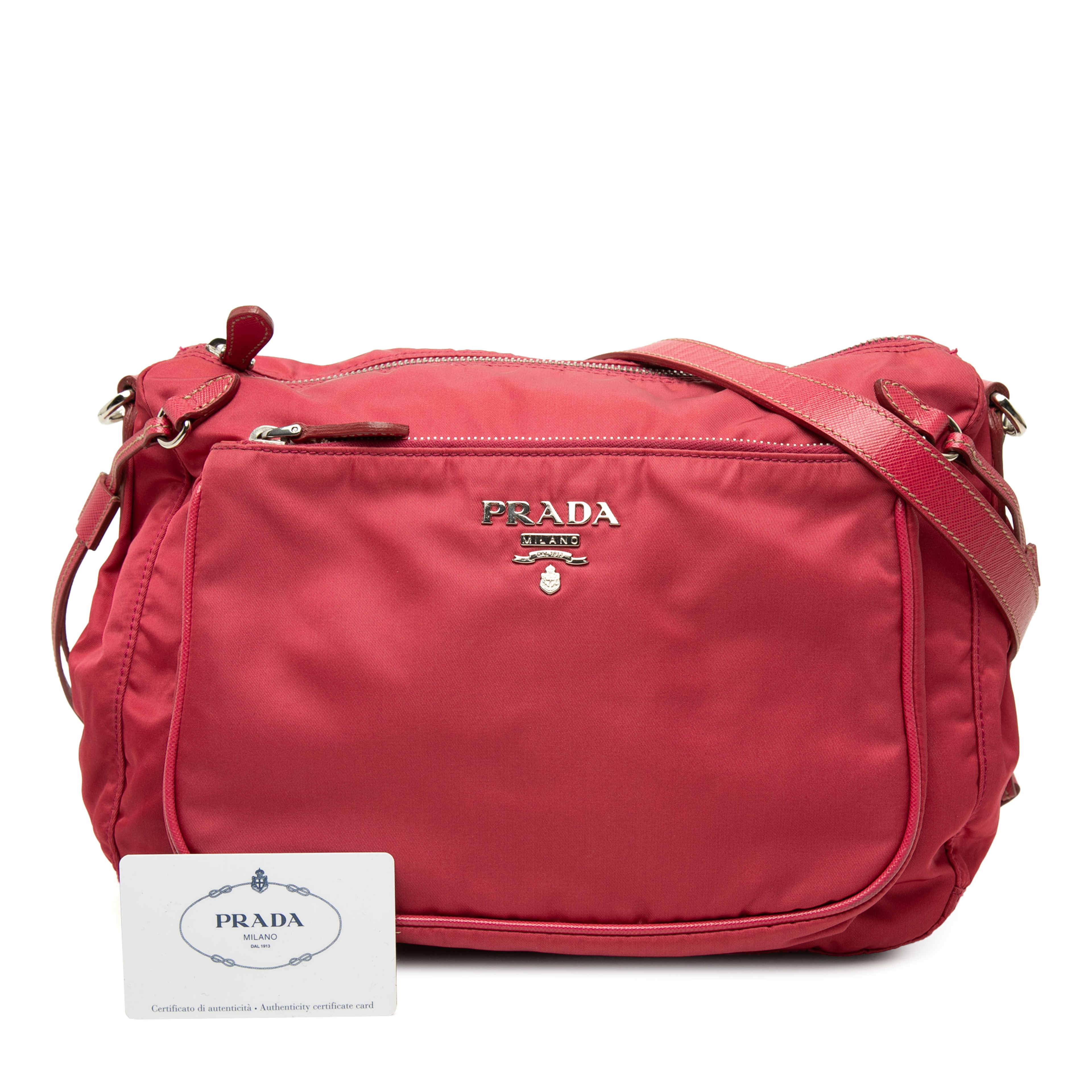 Prada Saffiano Trimmed Tessuto Zip Top Crossbody, från Luxclusif, i färgen röd. Klicka för att öppna bilden i stort format