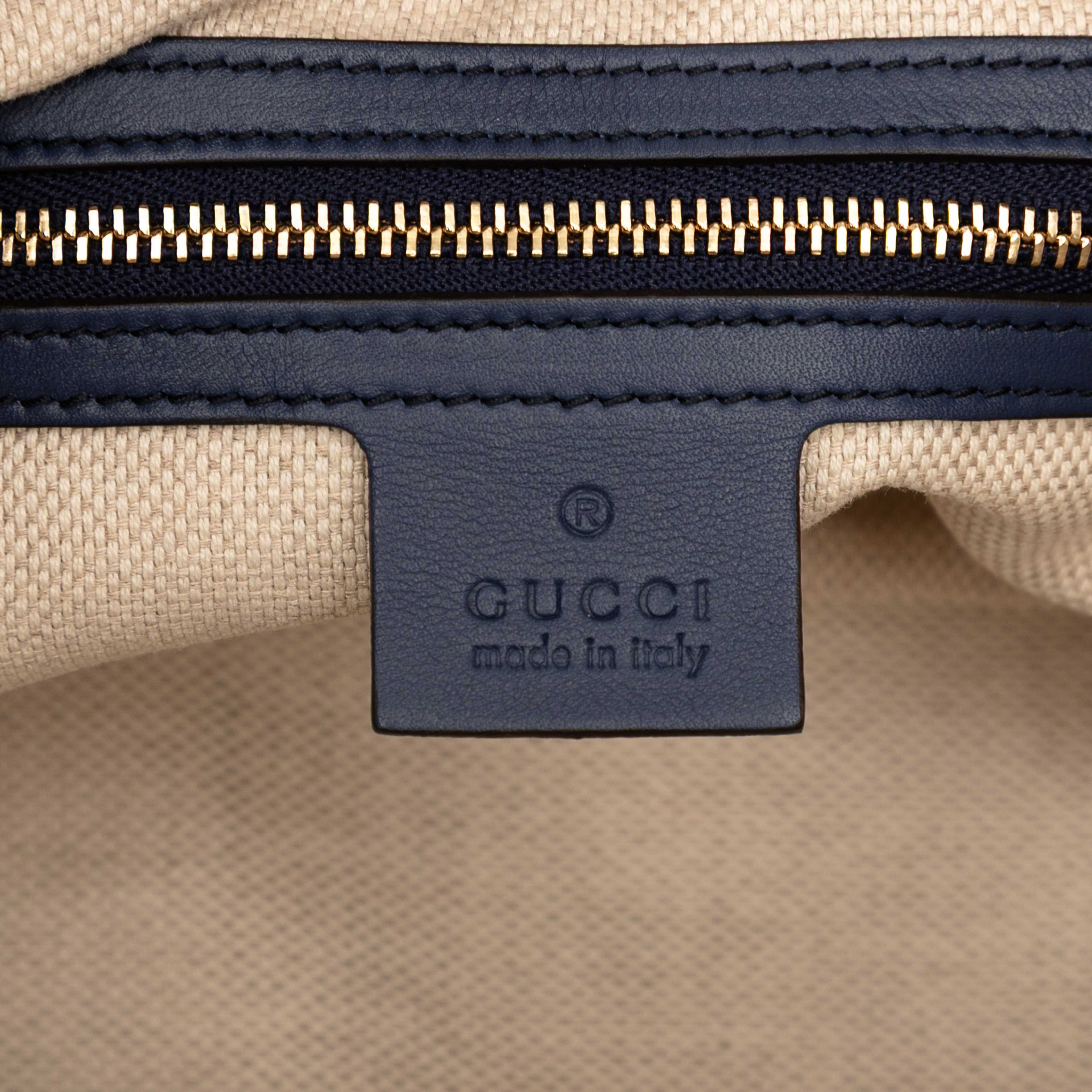 Gucci Patent Soho Chain Zip Shoulder Bag, från Luxclusif, i färgen navy. Klicka för att öppna bilden i stort format