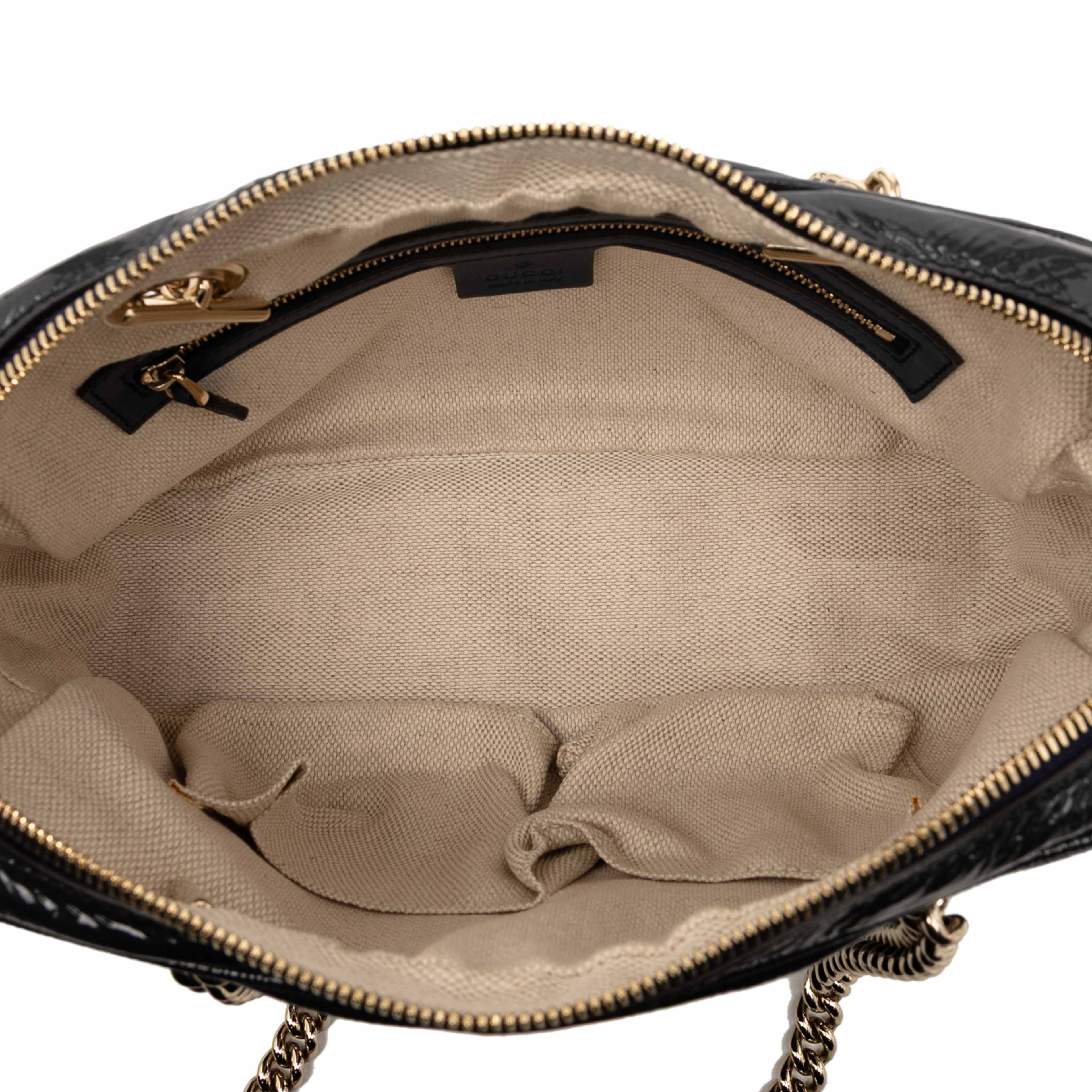 Gucci Patent Soho Chain Zip Shoulder Bag, från Luxclusif, i färgen navy. Klicka för att öppna bilden i stort format