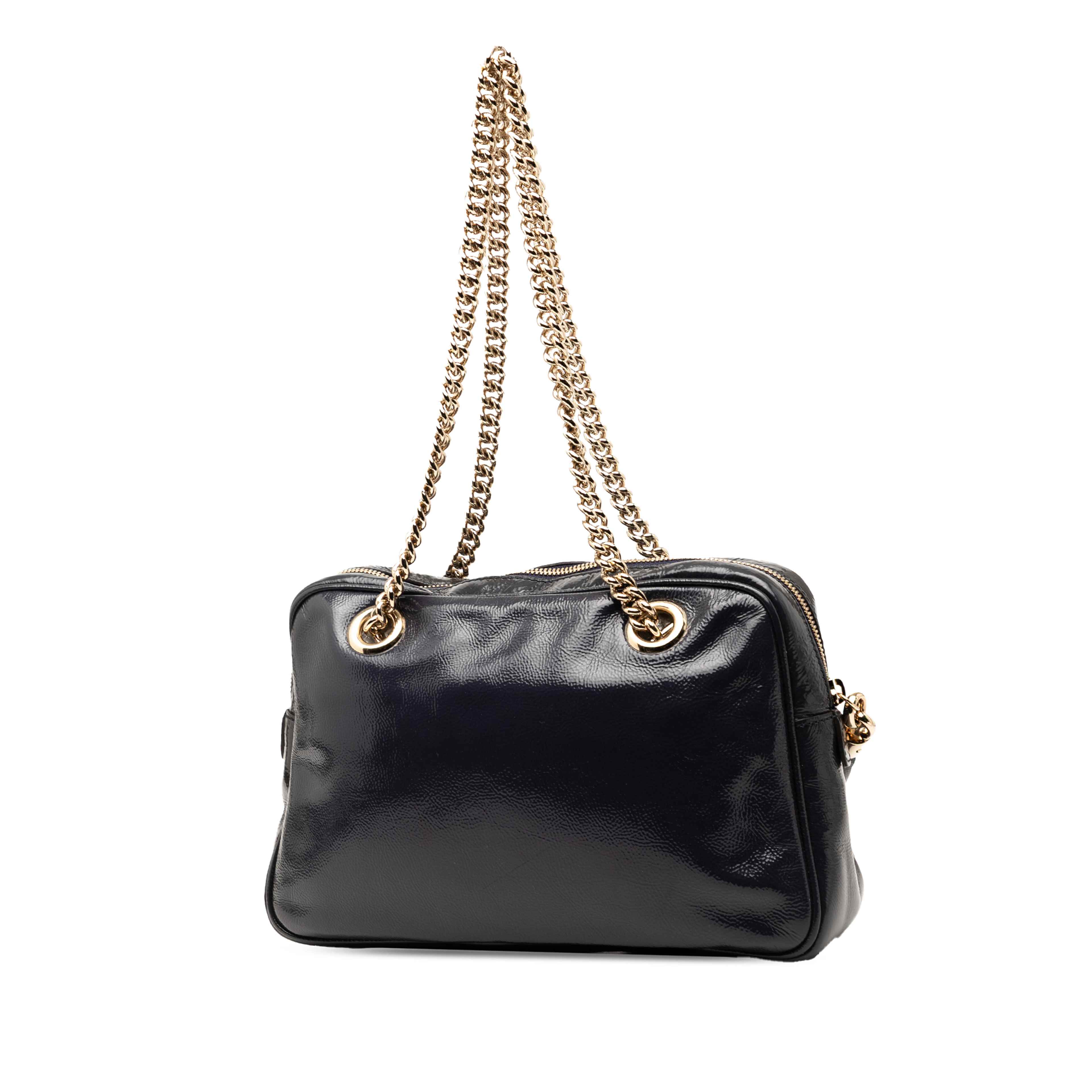 Gucci Patent Soho Chain Zip Shoulder Bag, från Luxclusif, i färgen navy. Klicka för att öppna bilden i stort format