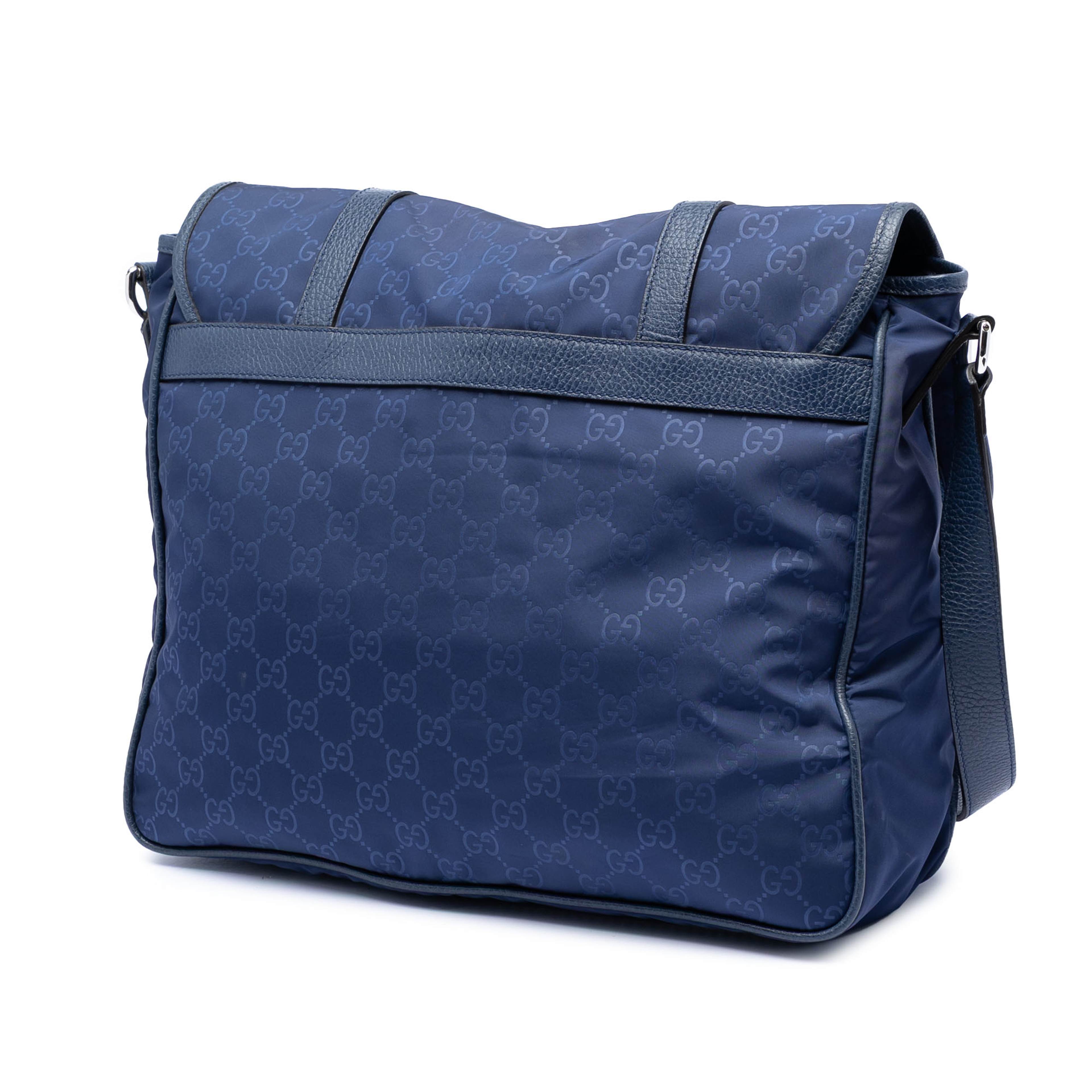 Gucci Gg Nylon Double Buckle Flap Messenger Bag, från Luxclusif, i färgen blue. Klicka för att öppna bilden i stort format