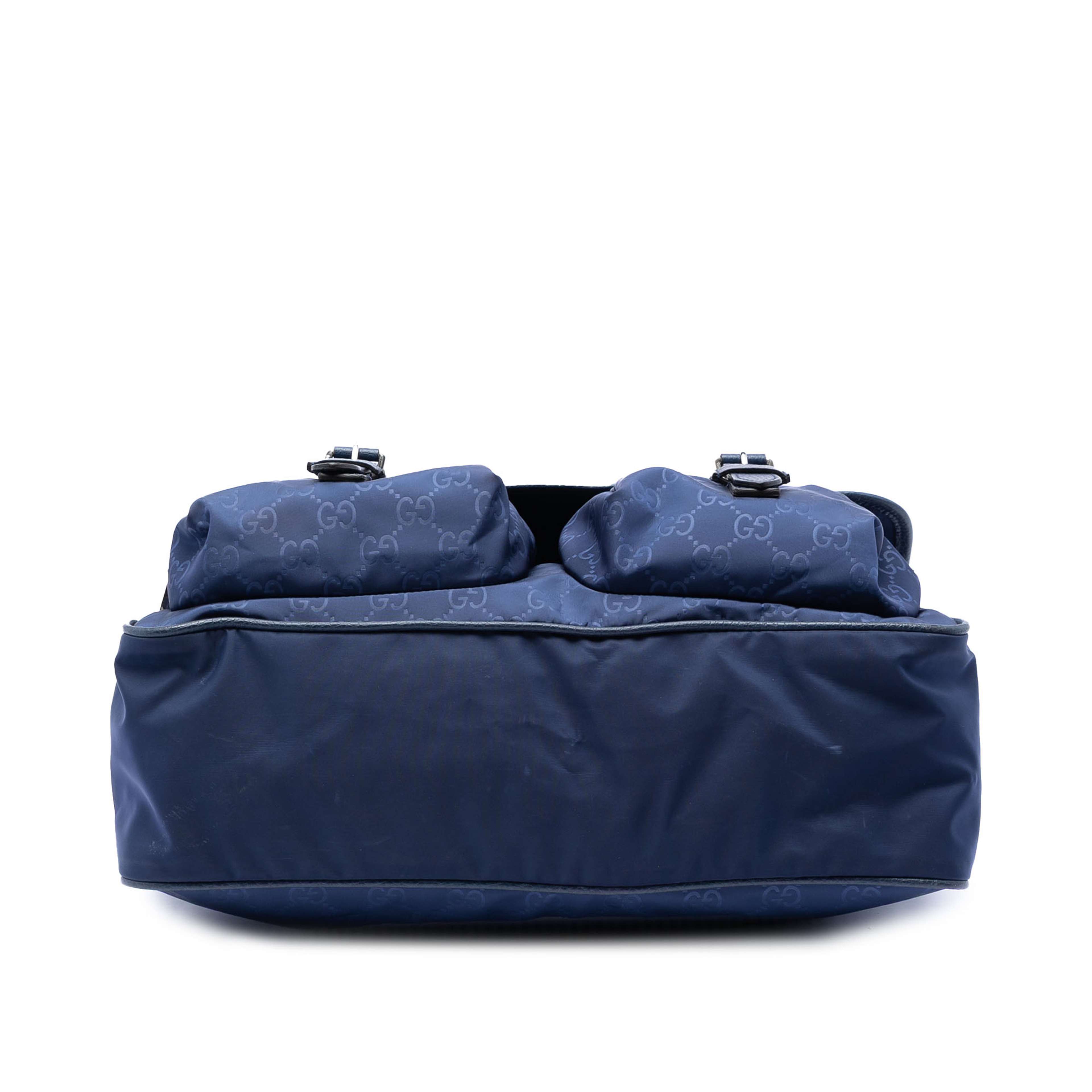 Gucci Gg Nylon Double Buckle Flap Messenger Bag, från Luxclusif, i färgen blue. Klicka för att öppna bilden i stort format