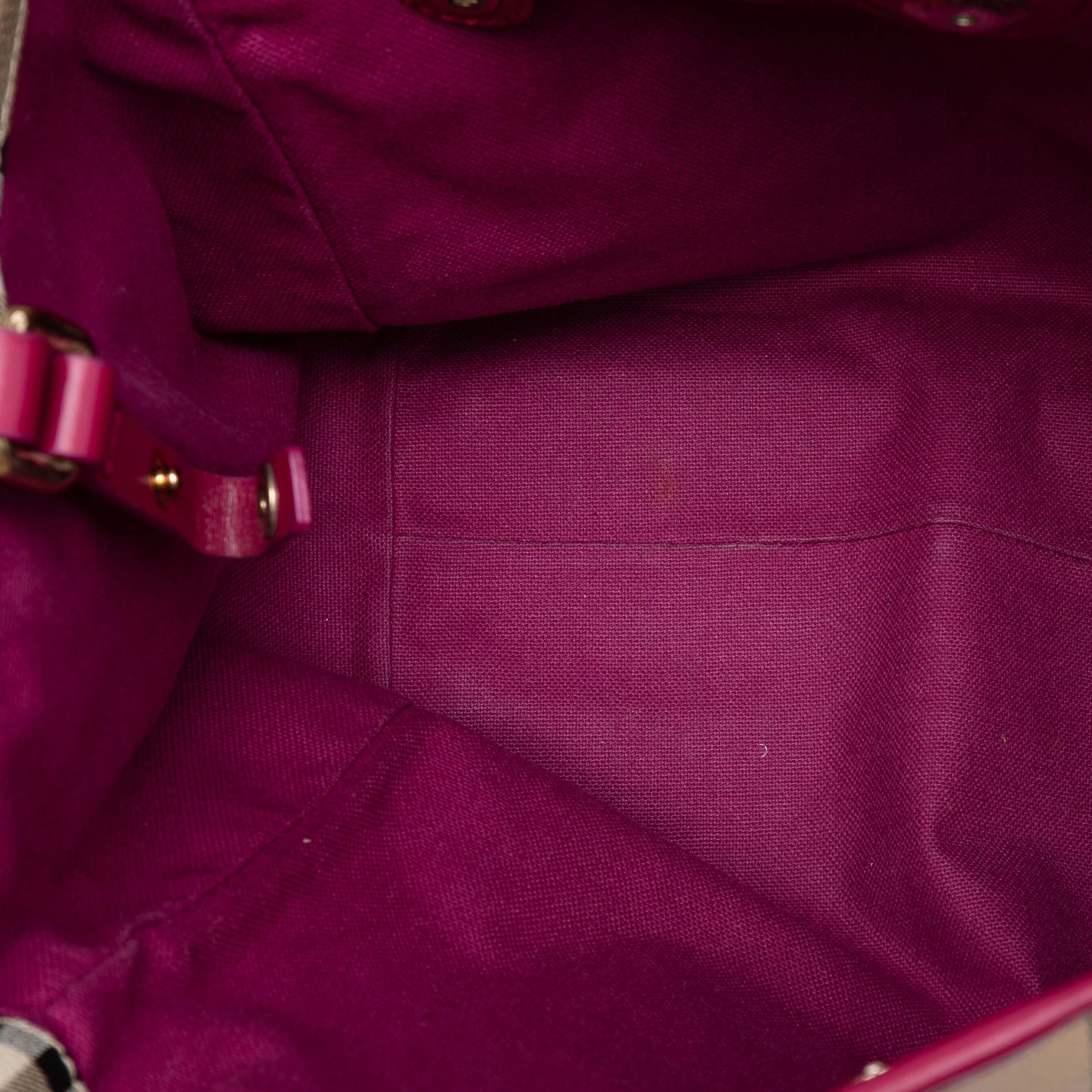 Burberry Small Haymarket Check Coated Canvas Canterbury Tote, från Luxclusif, i färgen beige. Klicka för att öppna bilden i stort format