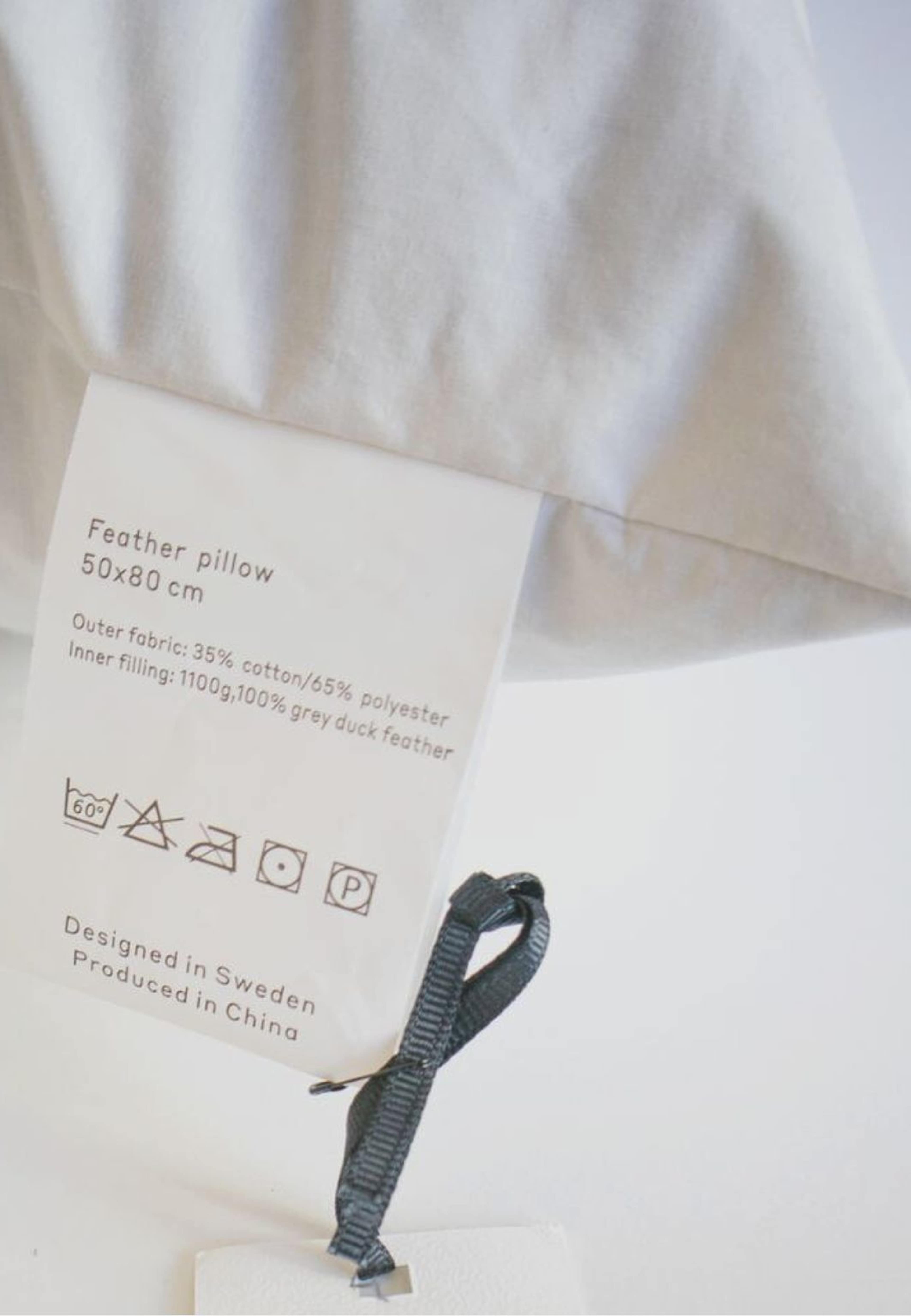 Harper Featherstone - Fjäderinnerkudde 50x80cm, från Home of ESS, i färgen white. Klicka för att öppna bilden i stort format