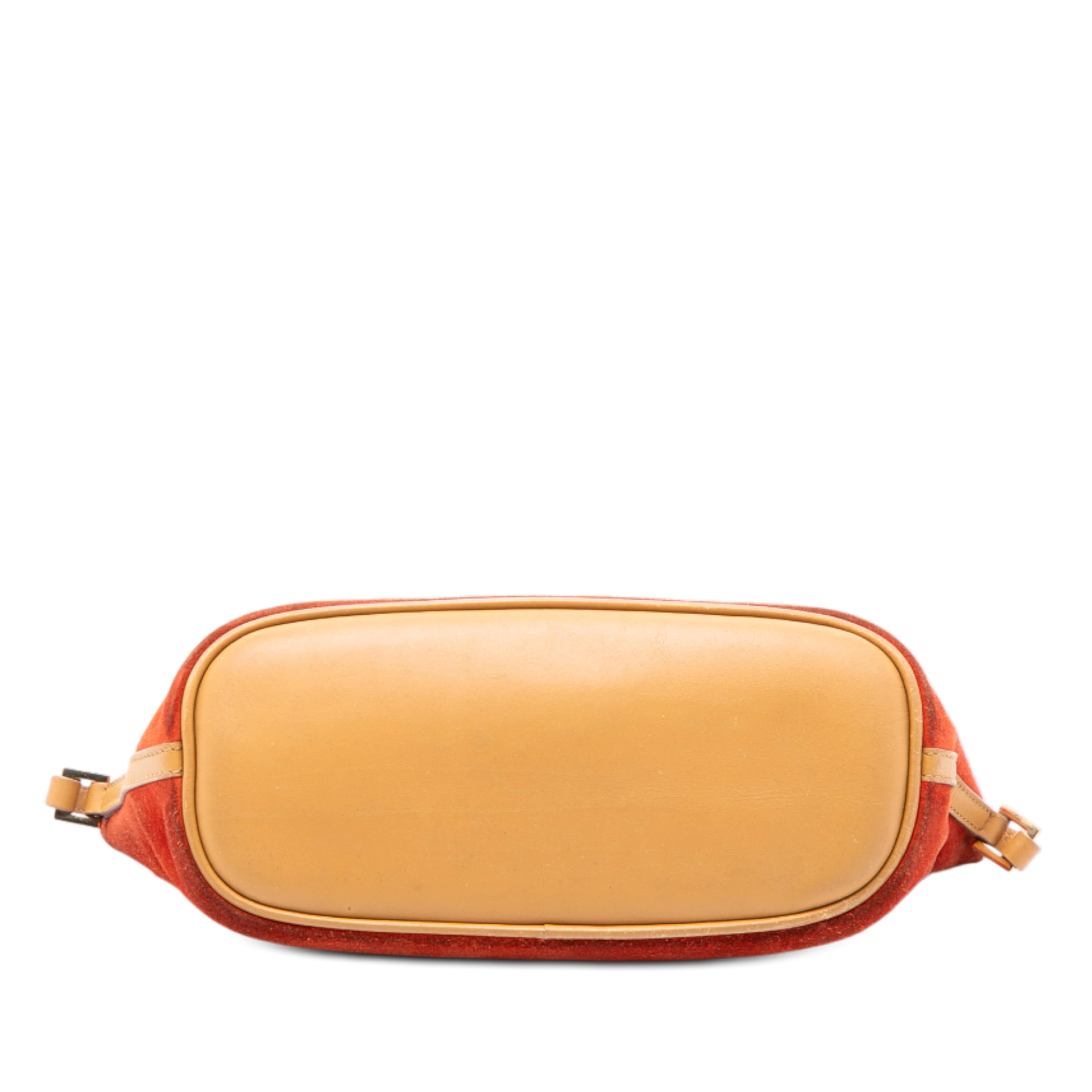 Gucci Suede Boat, från Luxclusif, i färgen red orange. Klicka för att öppna bilden i stort format