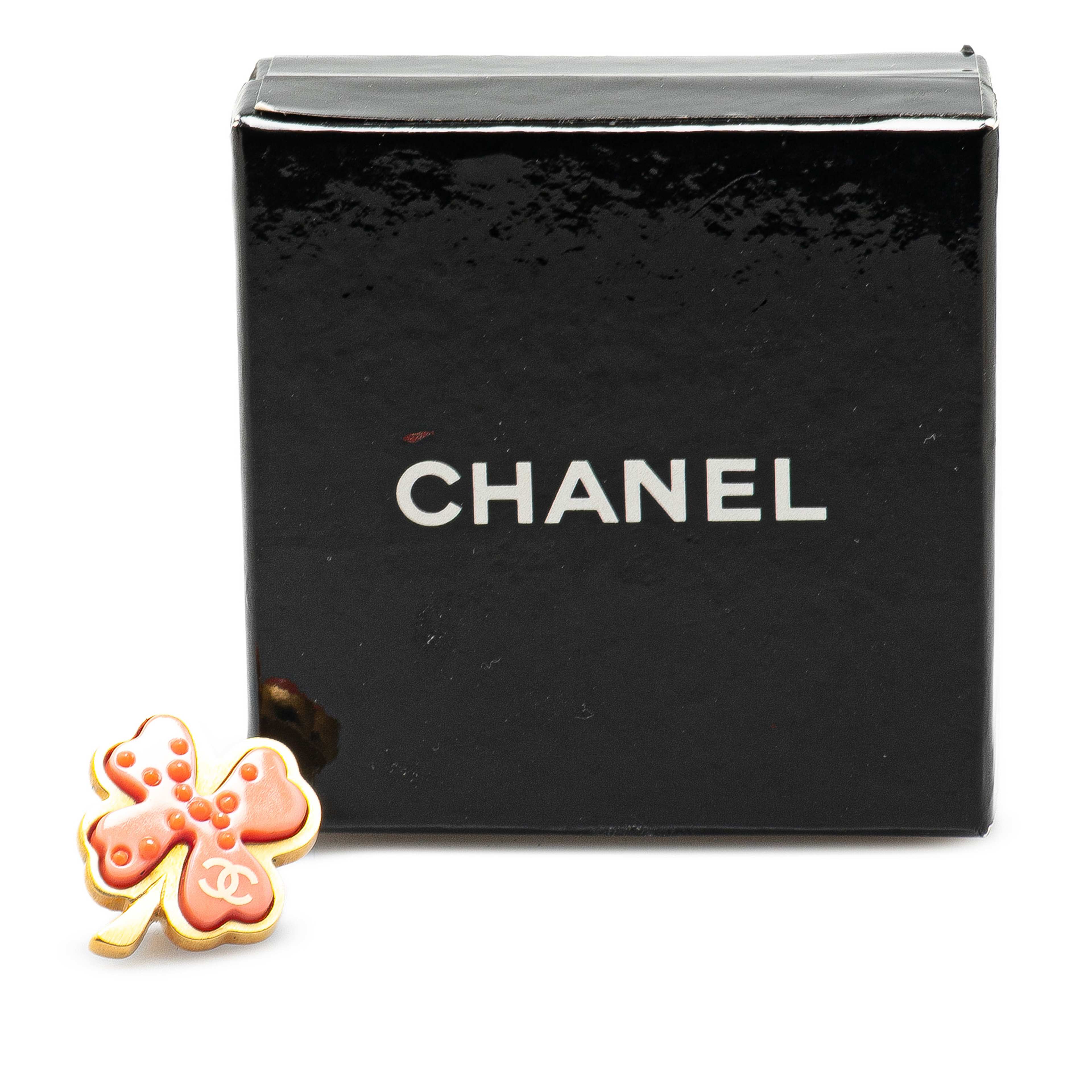 Chanel Gold Plated Resin Four Leaf Clover Brooch, från Luxclusif, i färgen gold. Klicka för att öppna bilden i stort format