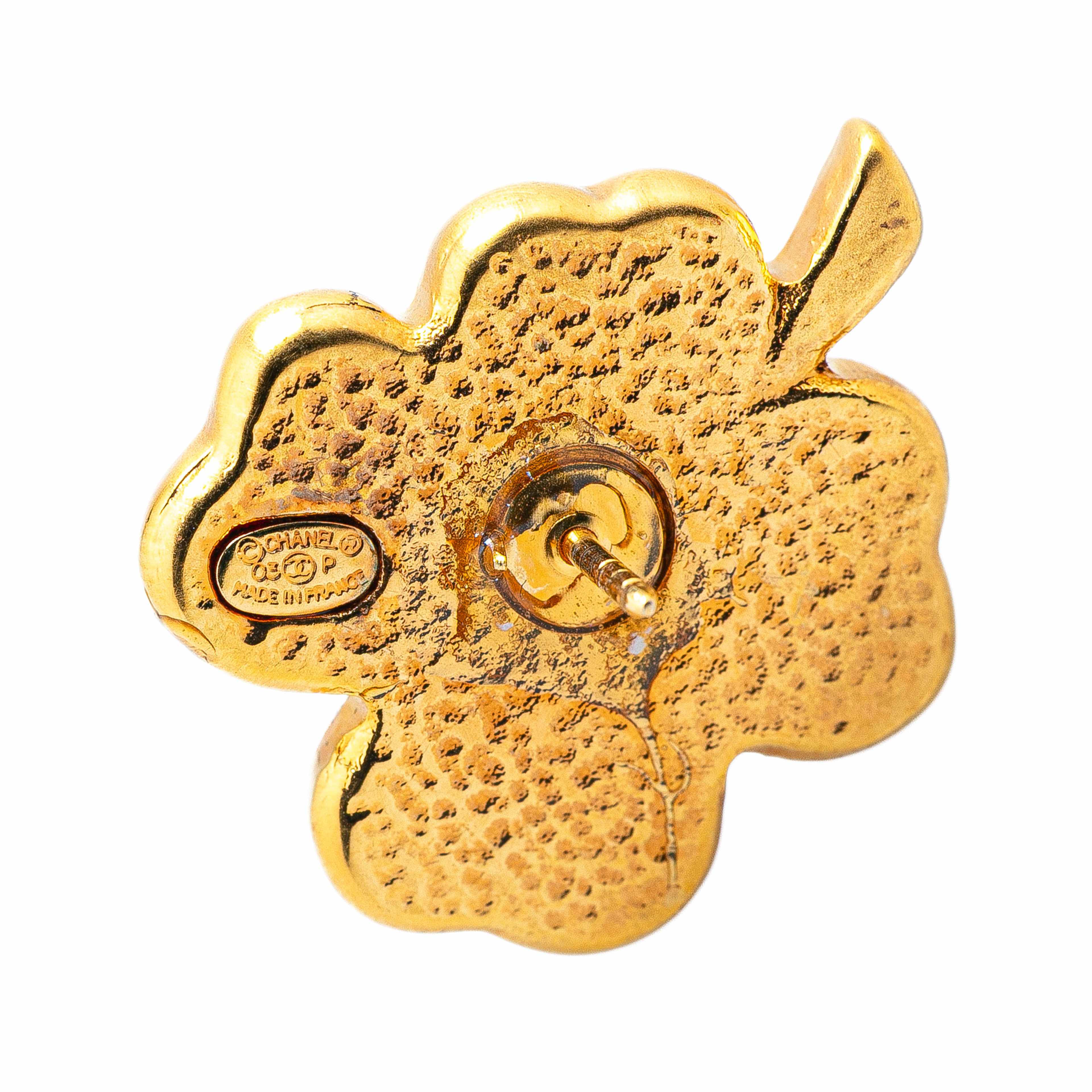 Chanel Gold Plated Resin Four Leaf Clover Brooch, från Luxclusif, i färgen gold. Klicka för att öppna bilden i stort format