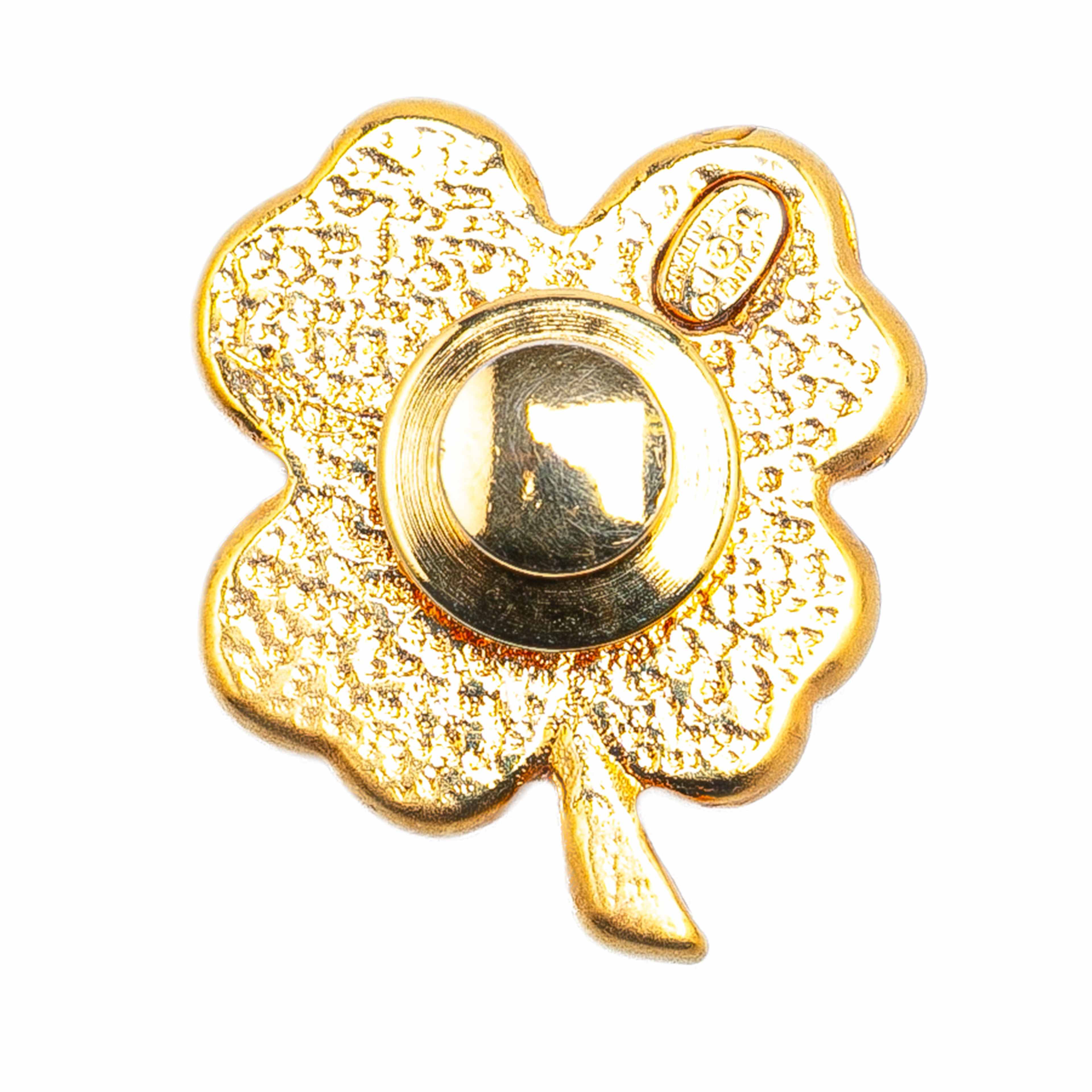 Chanel Gold Plated Resin Four Leaf Clover Brooch, från Luxclusif, i färgen gold. Klicka för att öppna bilden i stort format