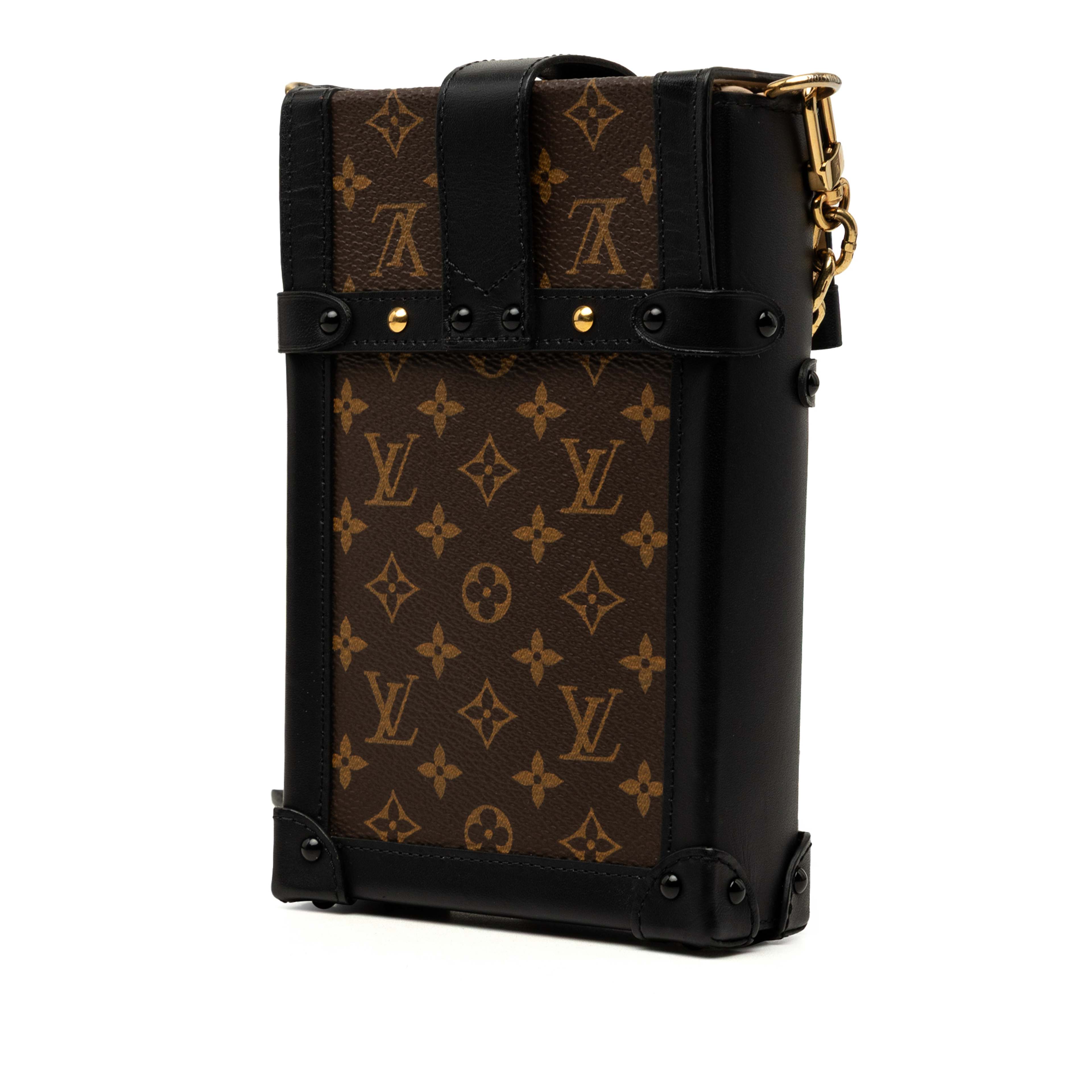 Louis Vuitton Monogram Pochette Trunk Verticale, från Luxclusif, i färgen brun. Klicka för att öppna bilden i stort format