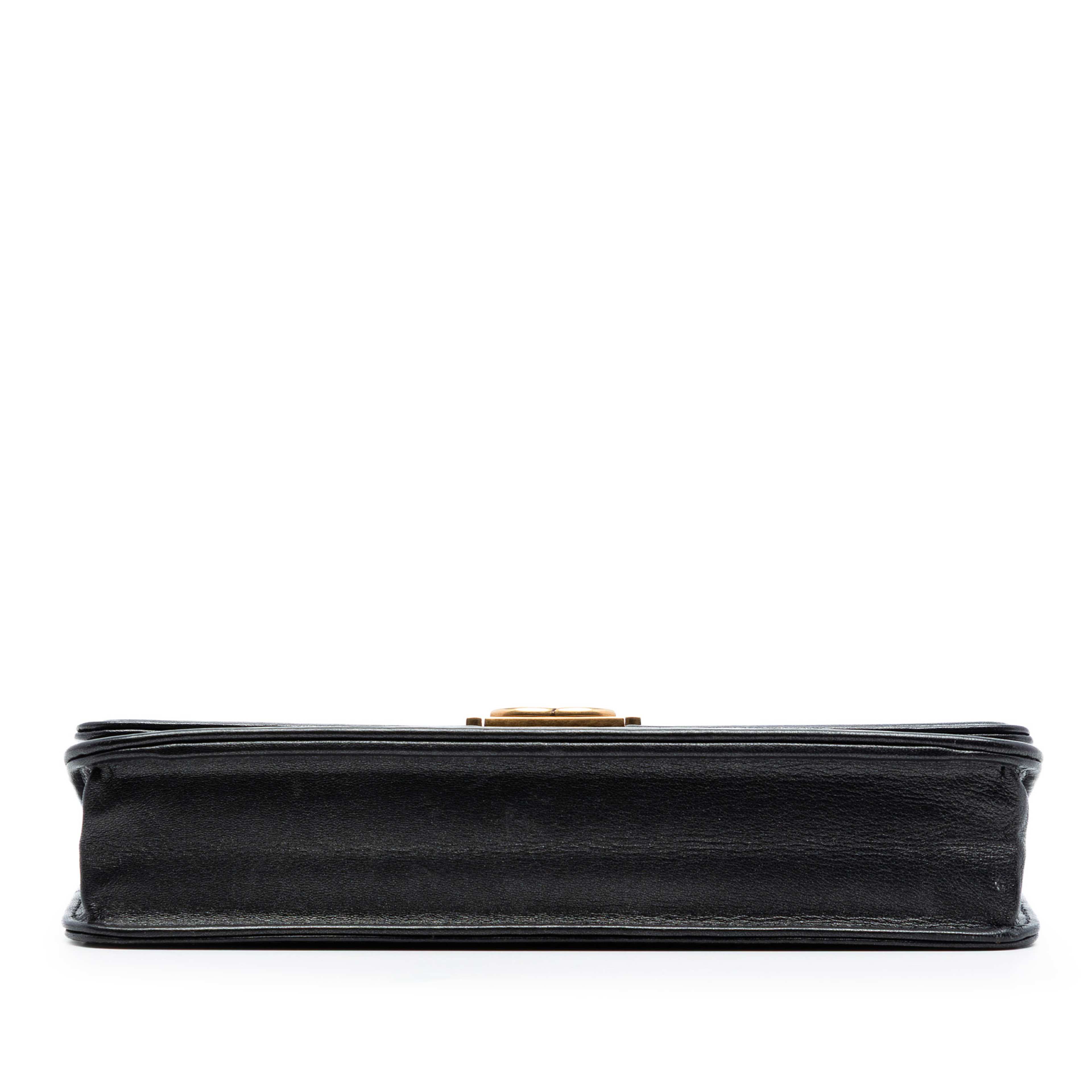 Chanel Quilted Lambskin Double Stitch Boy Wallet On Chain, från Luxclusif, i färgen black. Klicka för att öppna bilden i stort format