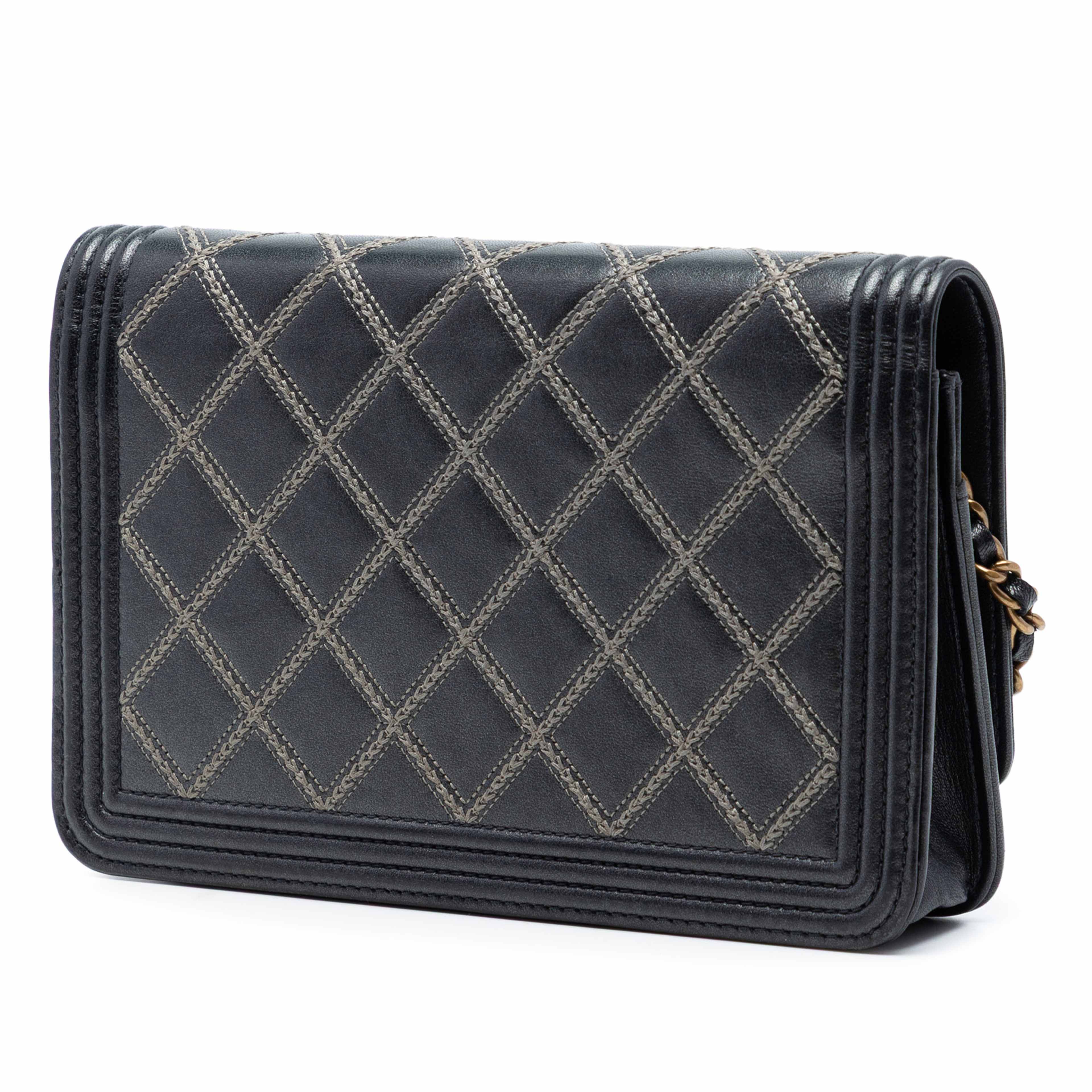 Chanel Quilted Lambskin Double Stitch Boy Wallet On Chain, från Luxclusif, i färgen black. Klicka för att öppna bilden i stort format