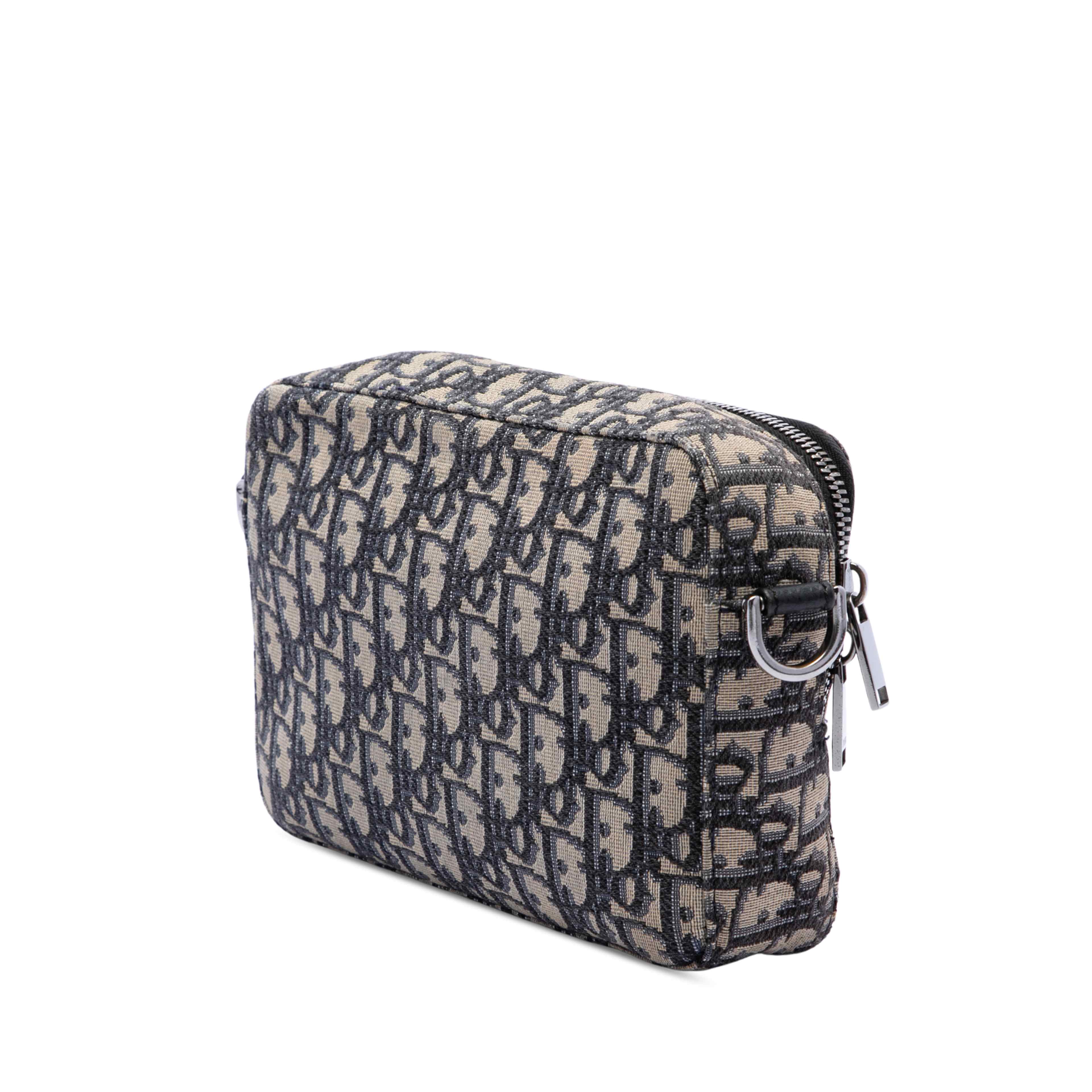 Dior Oblique Canvas Safari Crossbody, från Luxclusif, i färgen blå. Klicka för att öppna bilden i stort format