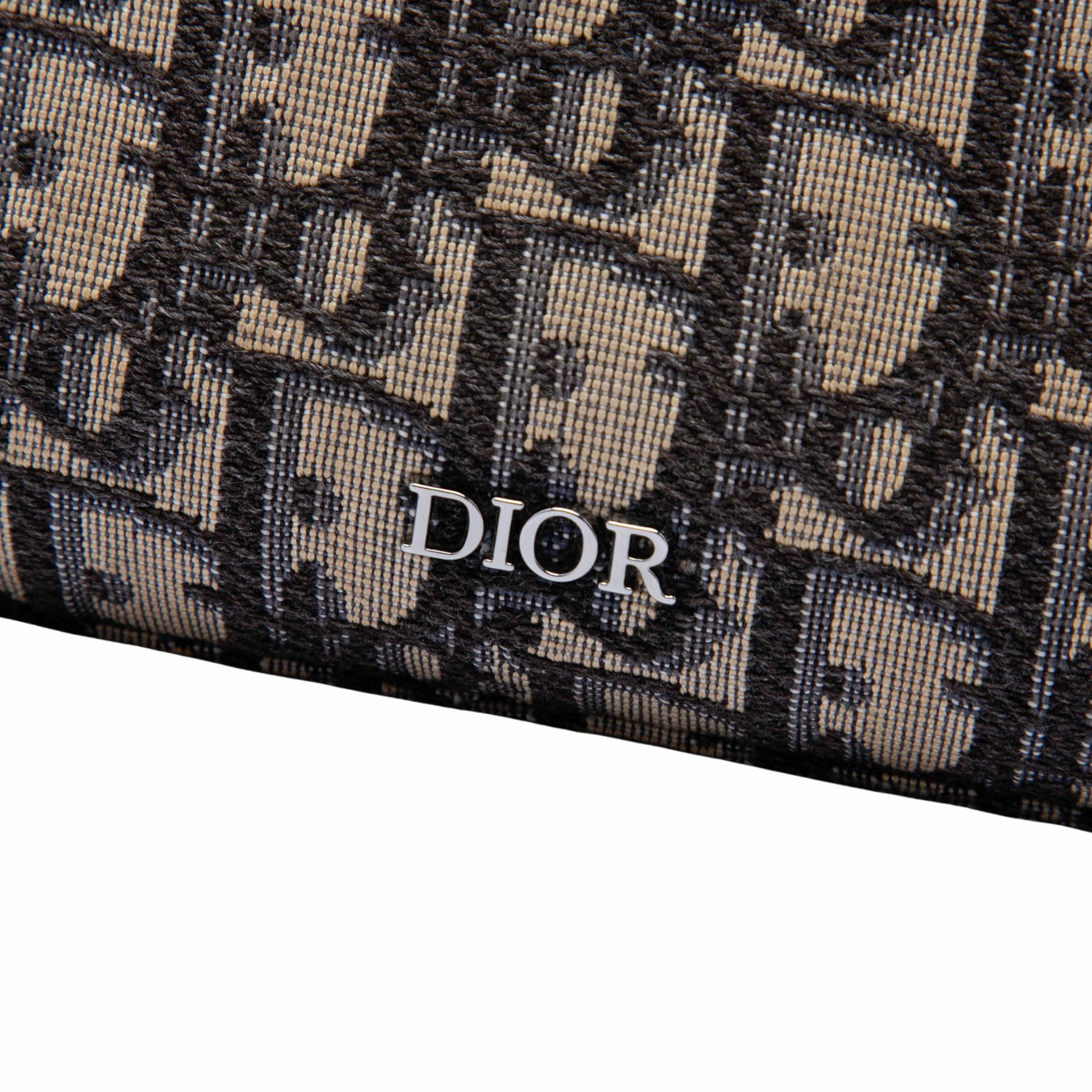 Dior Oblique Canvas Safari Crossbody, från Luxclusif, i färgen blå. Klicka för att öppna bilden i stort format