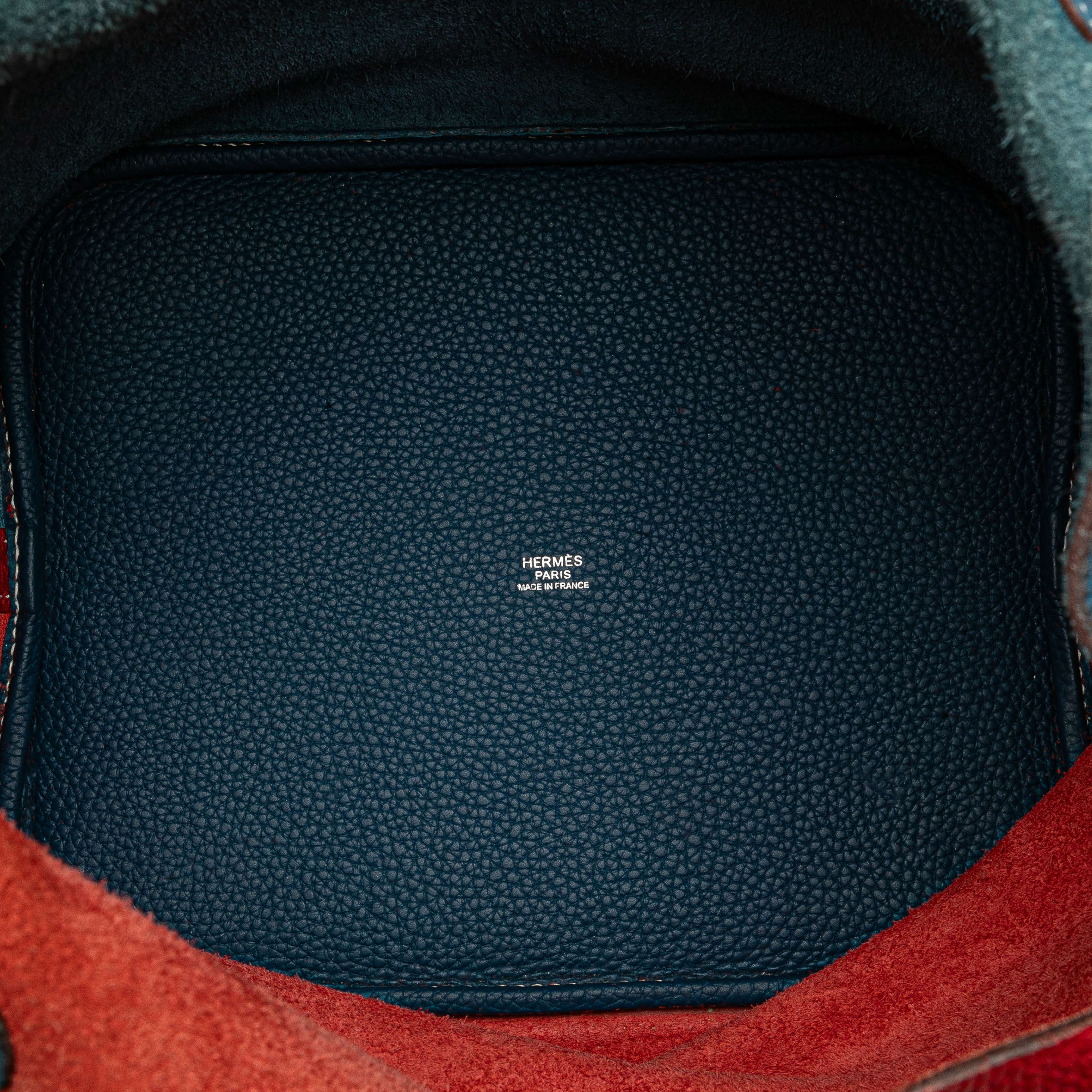 Hermès Bicolor Clemence Picotin Lock 22, från Luxclusif, i färgen blue. Klicka för att öppna bilden i stort format