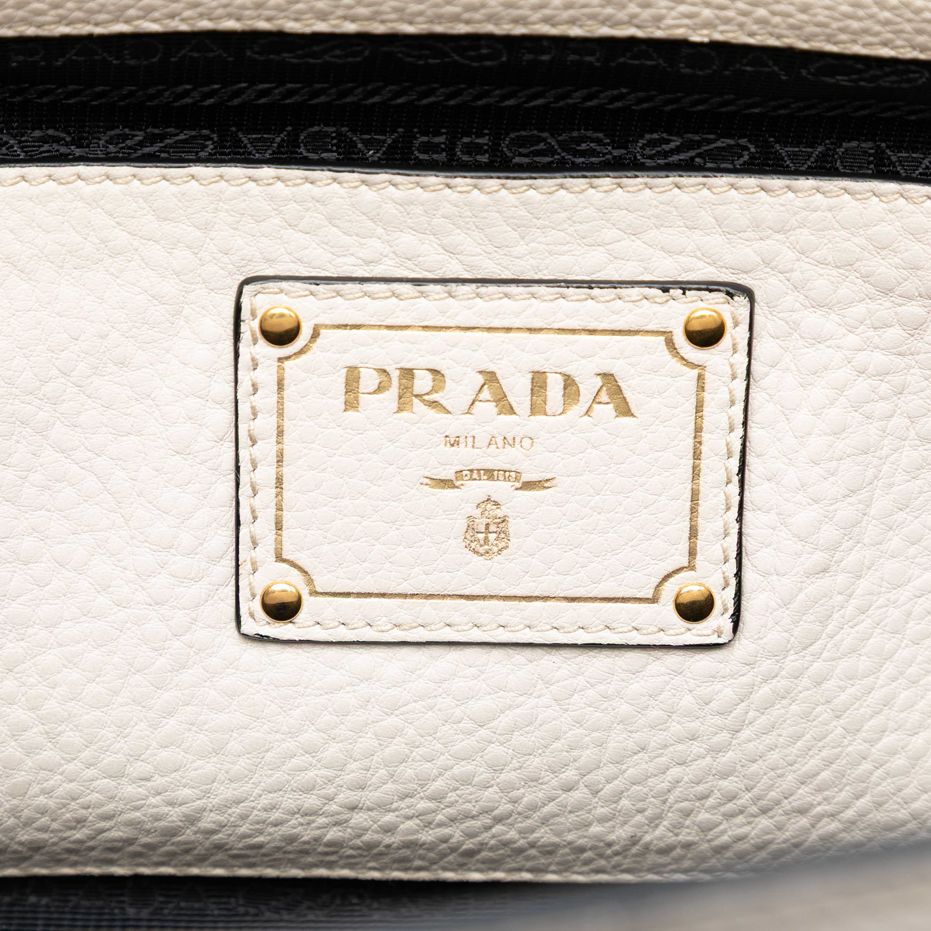 Prada Vitello Daino Sound Lock Satchel, från Luxclusif, i färgen white. Klicka för att öppna bilden i stort format