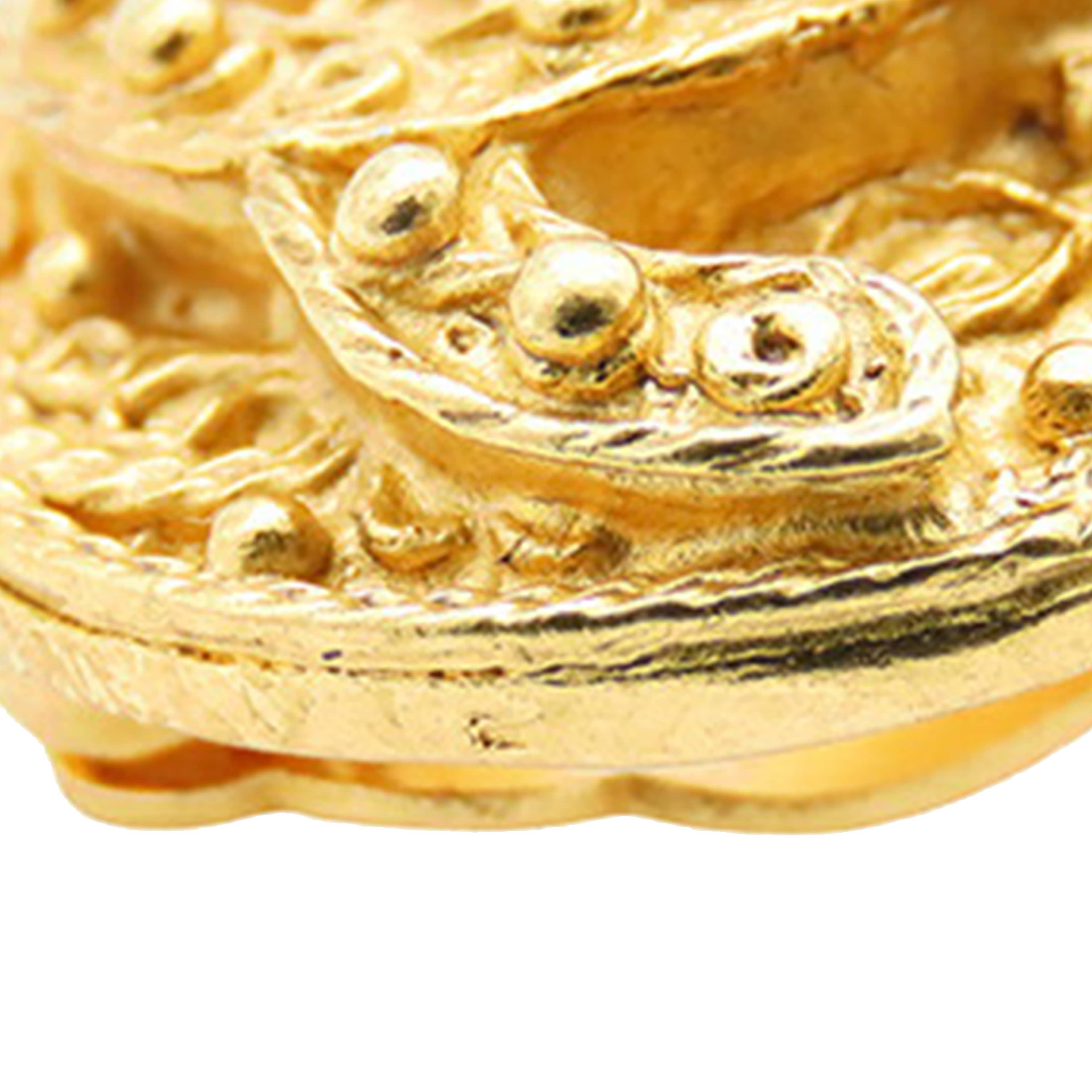 Chanel Cc Gold Plated Round Clip On Earrings, från Luxclusif, i färgen gold. Klicka för att öppna bilden i stort format