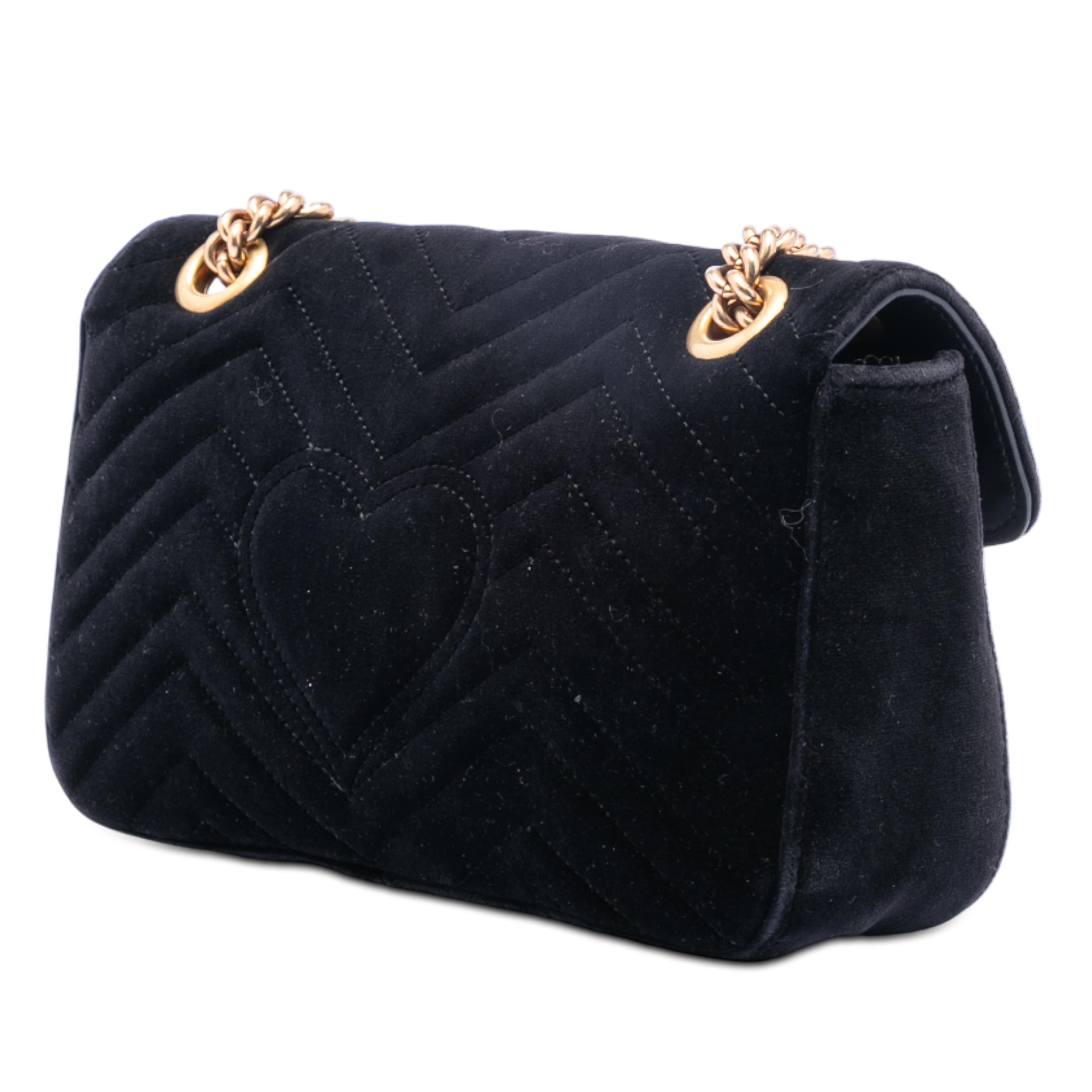 Gucci Medium Gg Marmont Matelasse Velvet Crystal Embellished Shoulder Bag, från Luxclusif, i färgen black. Klicka för att öppna bilden i stort format