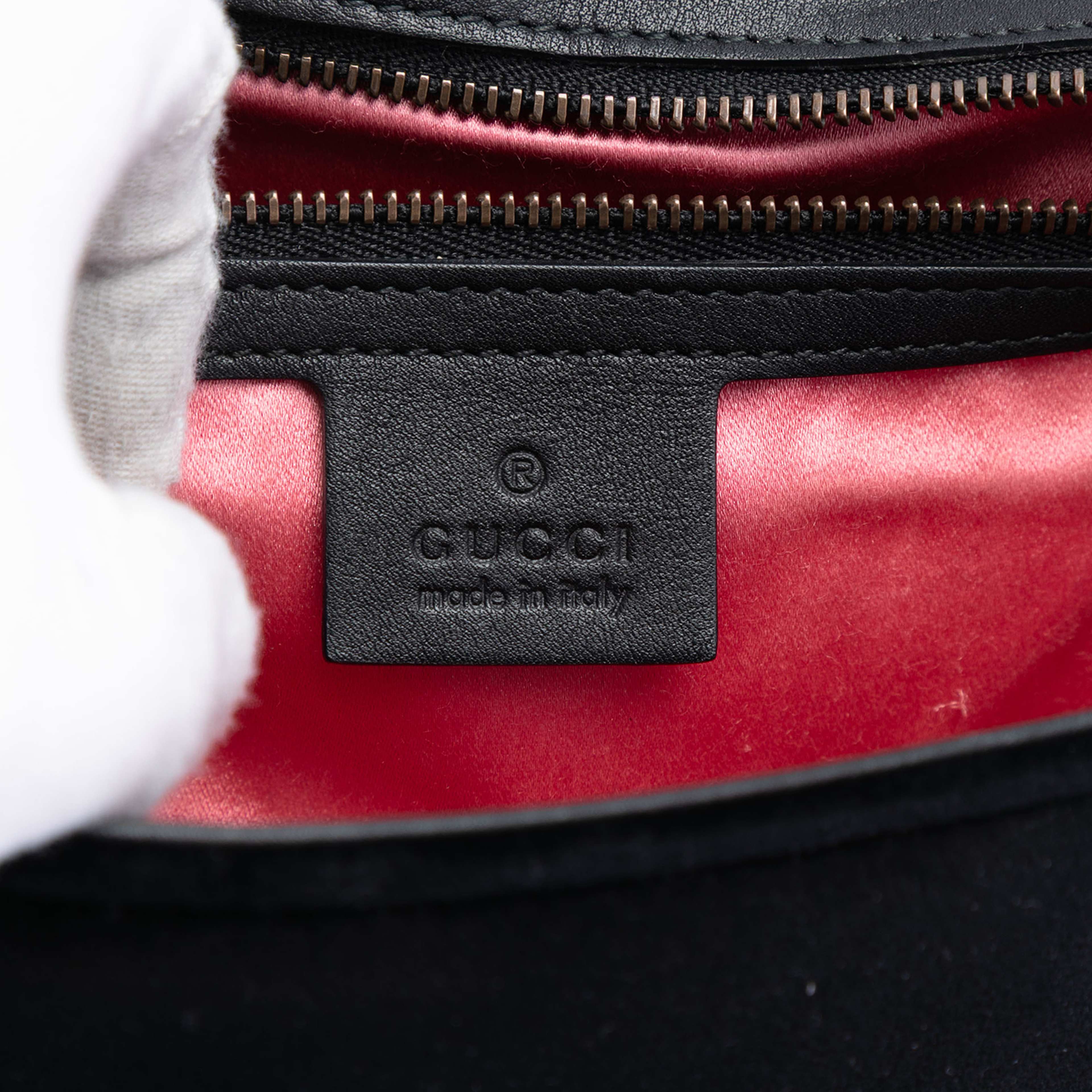 Gucci Medium Gg Marmont Matelasse Velvet Crystal Embellished Shoulder Bag, från Luxclusif, i färgen black. Klicka för att öppna bilden i stort format