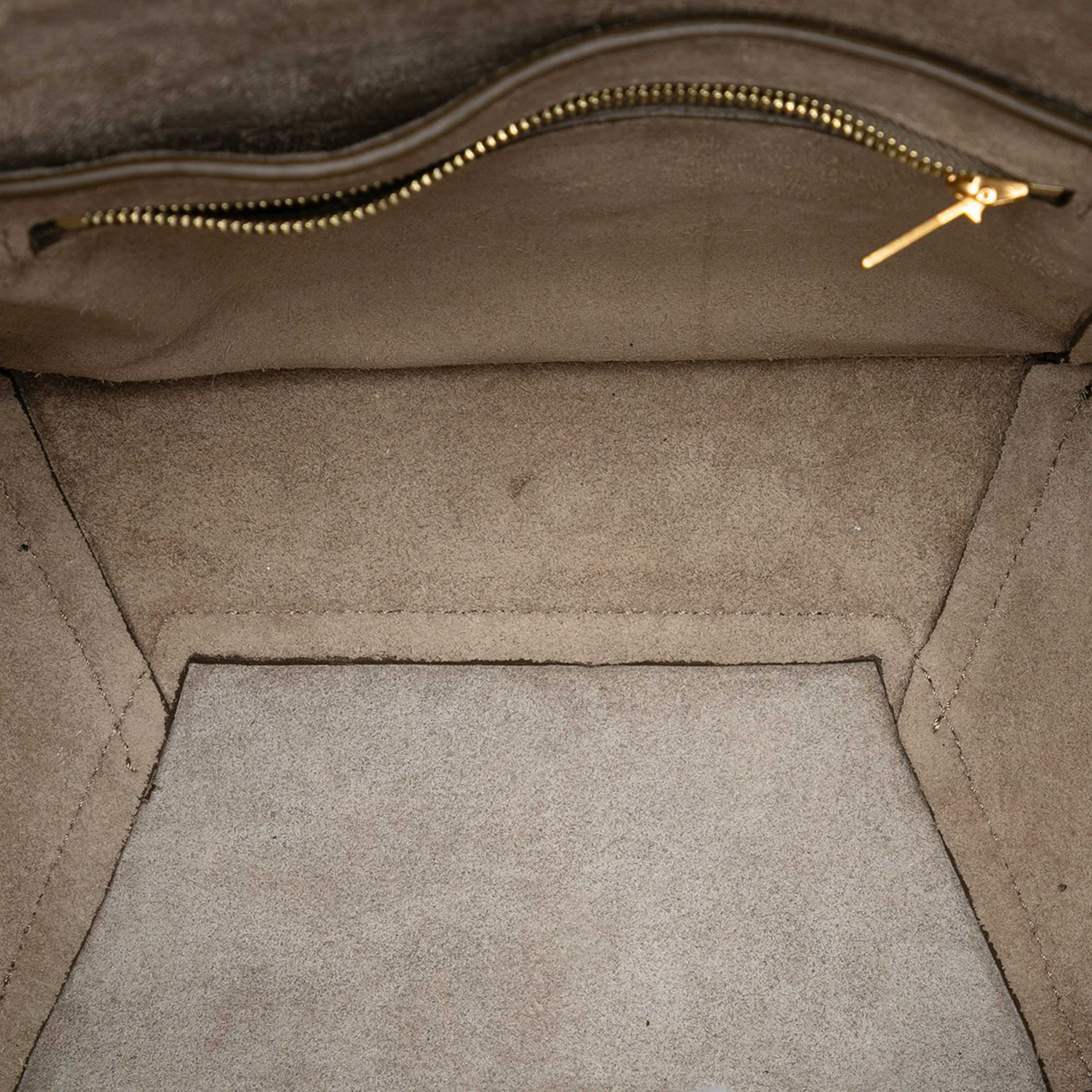 Celine Small Soft Grained Calfskin Seau Sangle Bucket Bag, från Luxclusif, i färgen taupe. Klicka för att öppna bilden i stort format