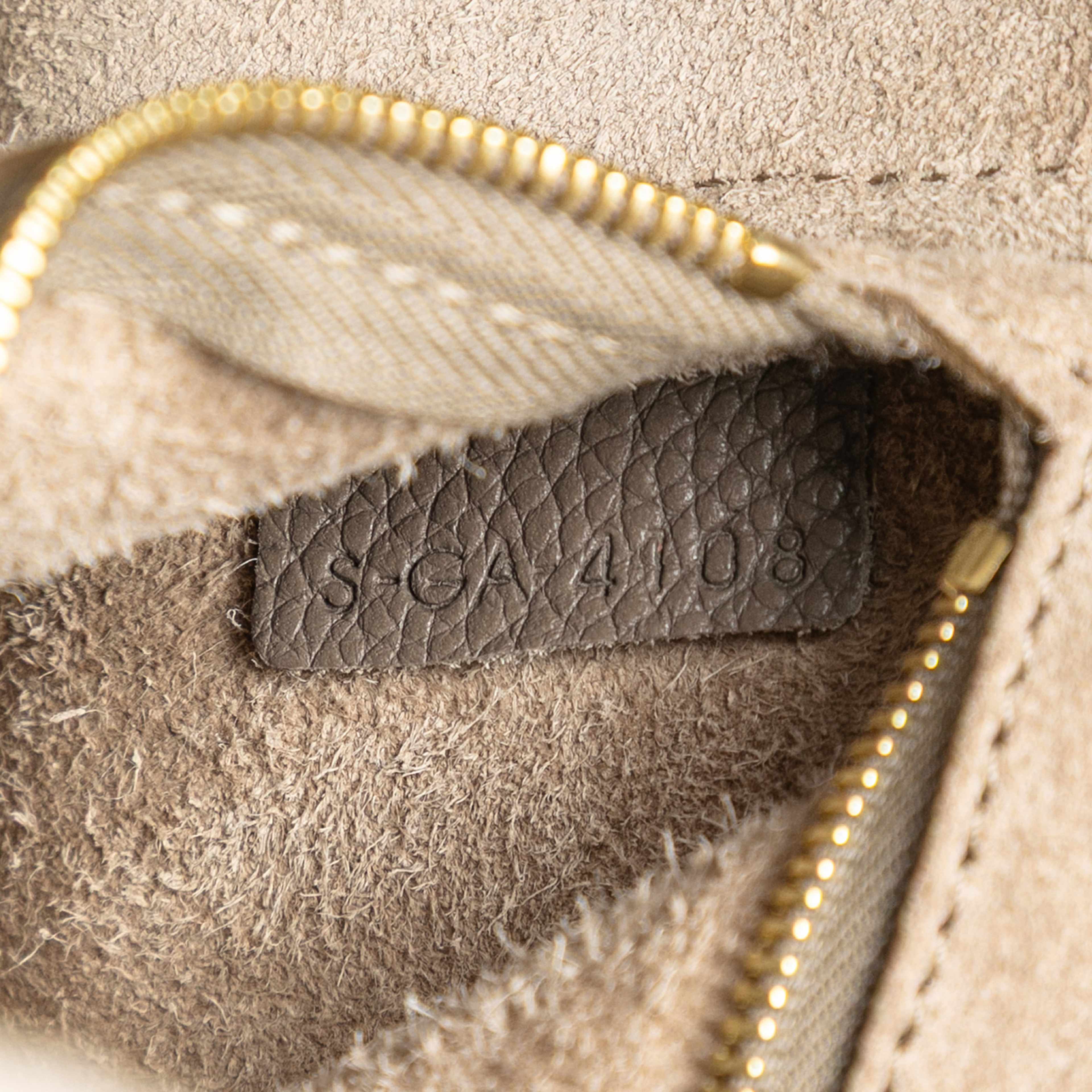 Celine Small Soft Grained Calfskin Seau Sangle Bucket Bag, från Luxclusif, i färgen taupe. Klicka för att öppna bilden i stort format