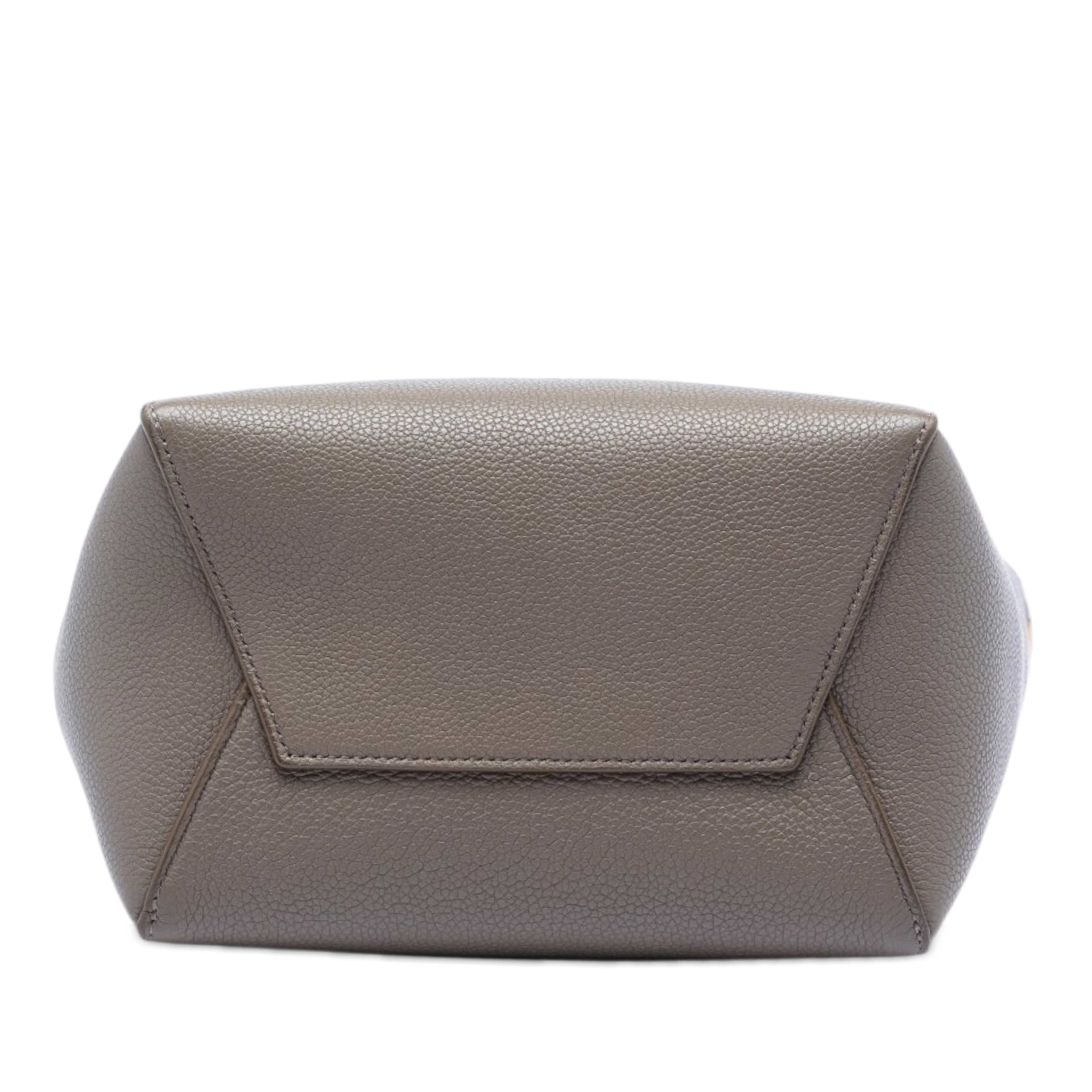 Celine Small Soft Grained Calfskin Seau Sangle Bucket Bag, från Luxclusif, i färgen brun. Klicka för att öppna bilden i stort format