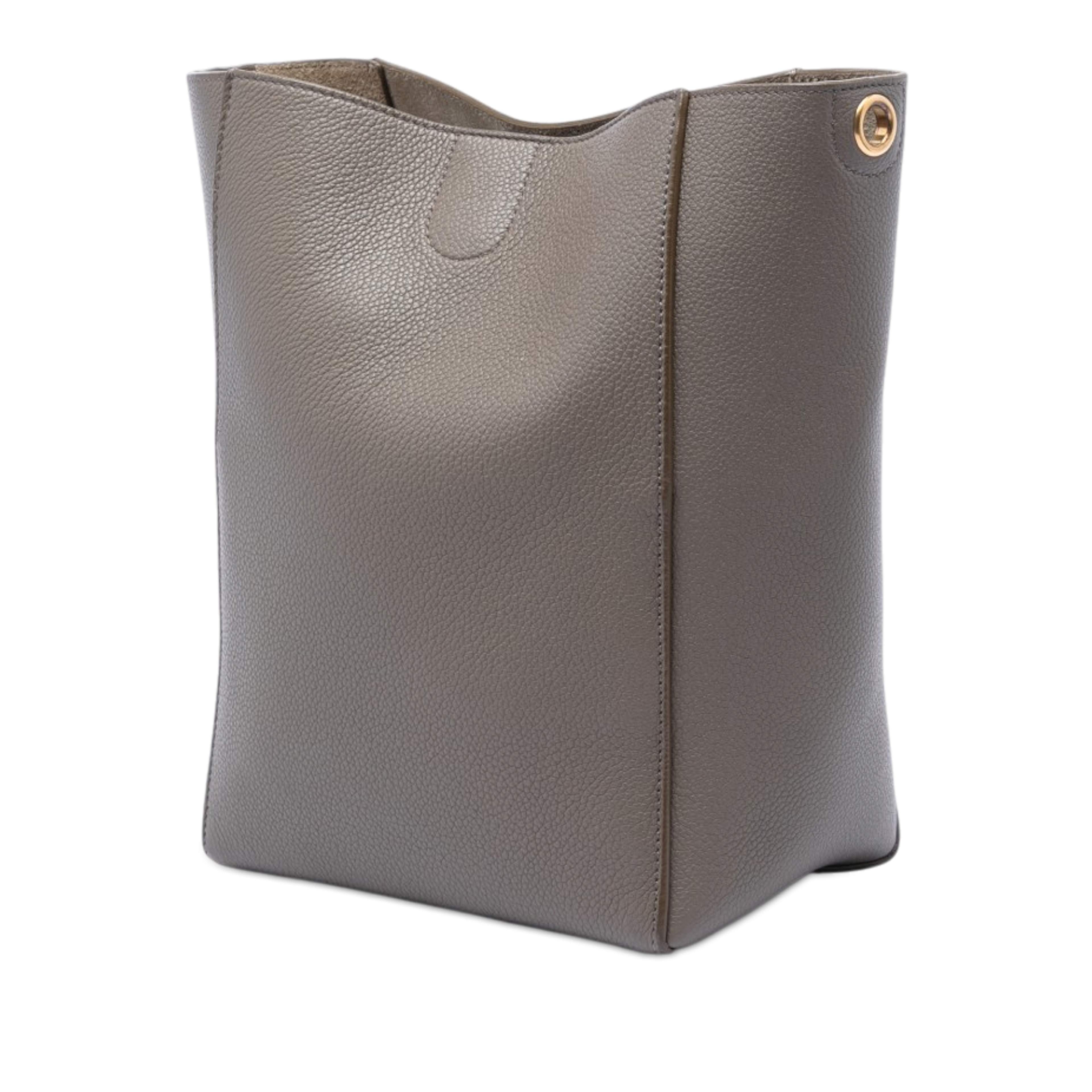 Celine Small Soft Grained Calfskin Seau Sangle Bucket Bag, från Luxclusif, i färgen brun. Klicka för att öppna bilden i stort format