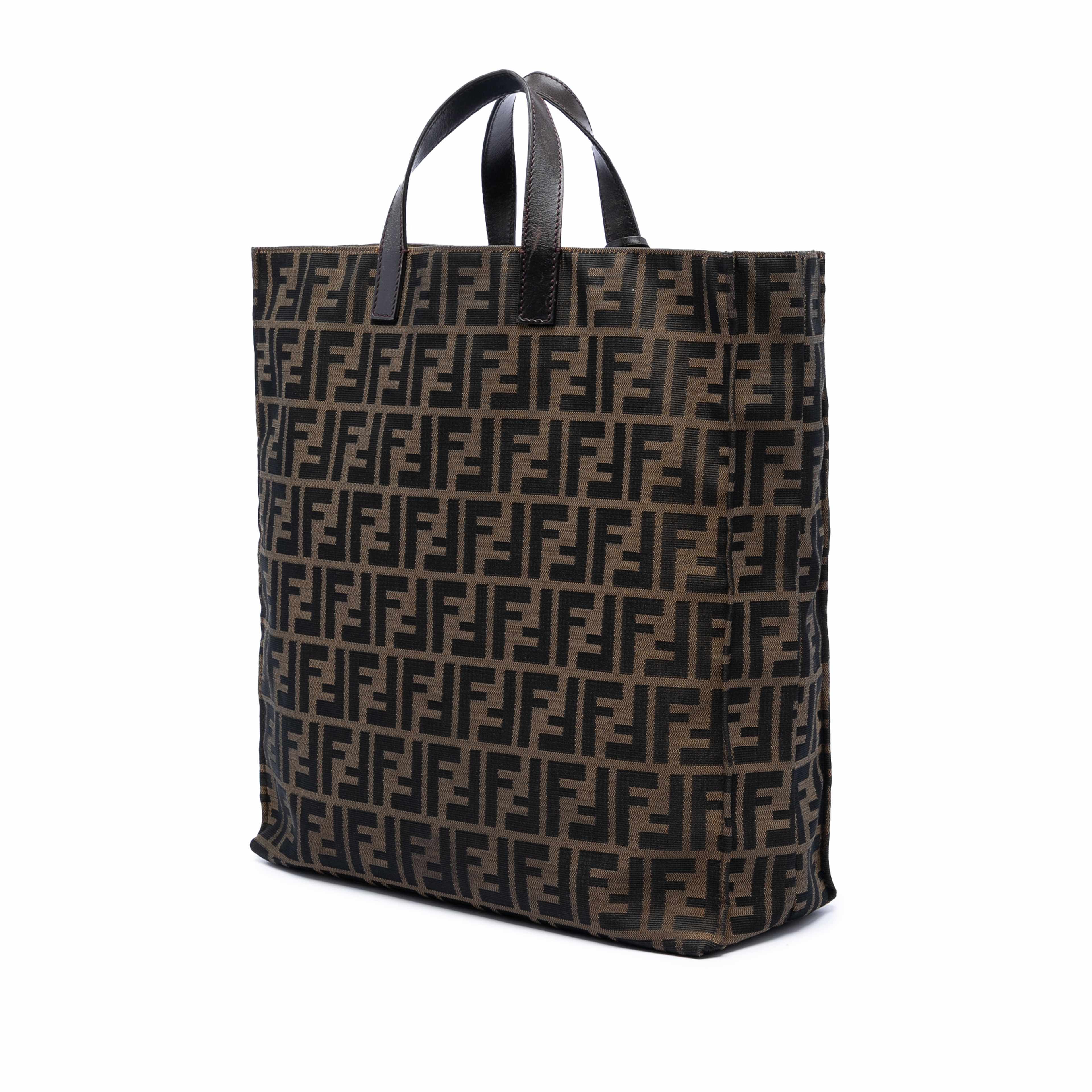 Fendi Zucca Canvas Shopping Tote, från Luxclusif, i färgen brun. Klicka för att öppna bilden i stort format